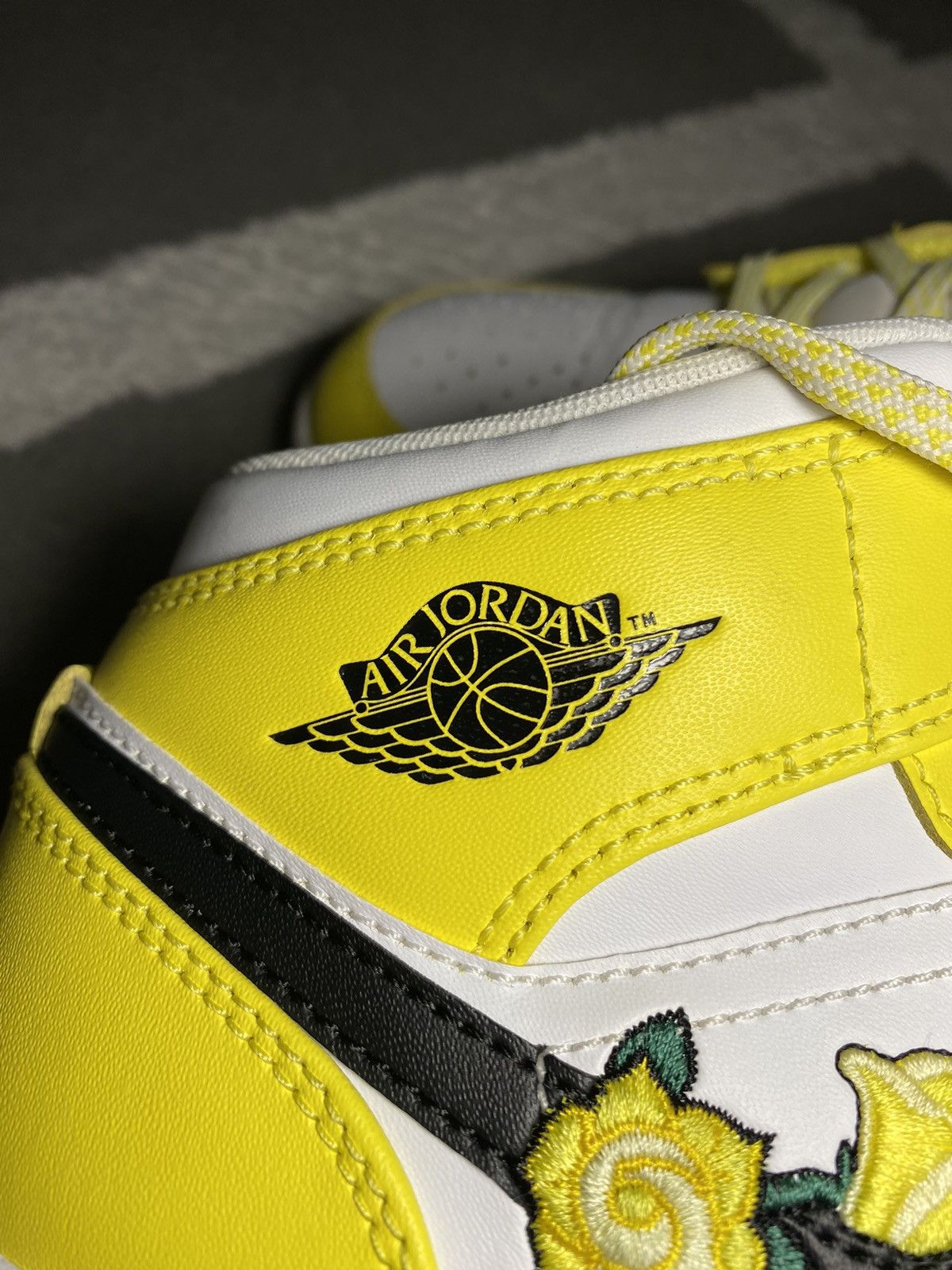 Jordan Brand × Nike Nike Air Jordan 1 Mid Dynamic Yellow Floral (GS) sneakers Size US 6.5 / IT 36.5 - 6 Thumbnail