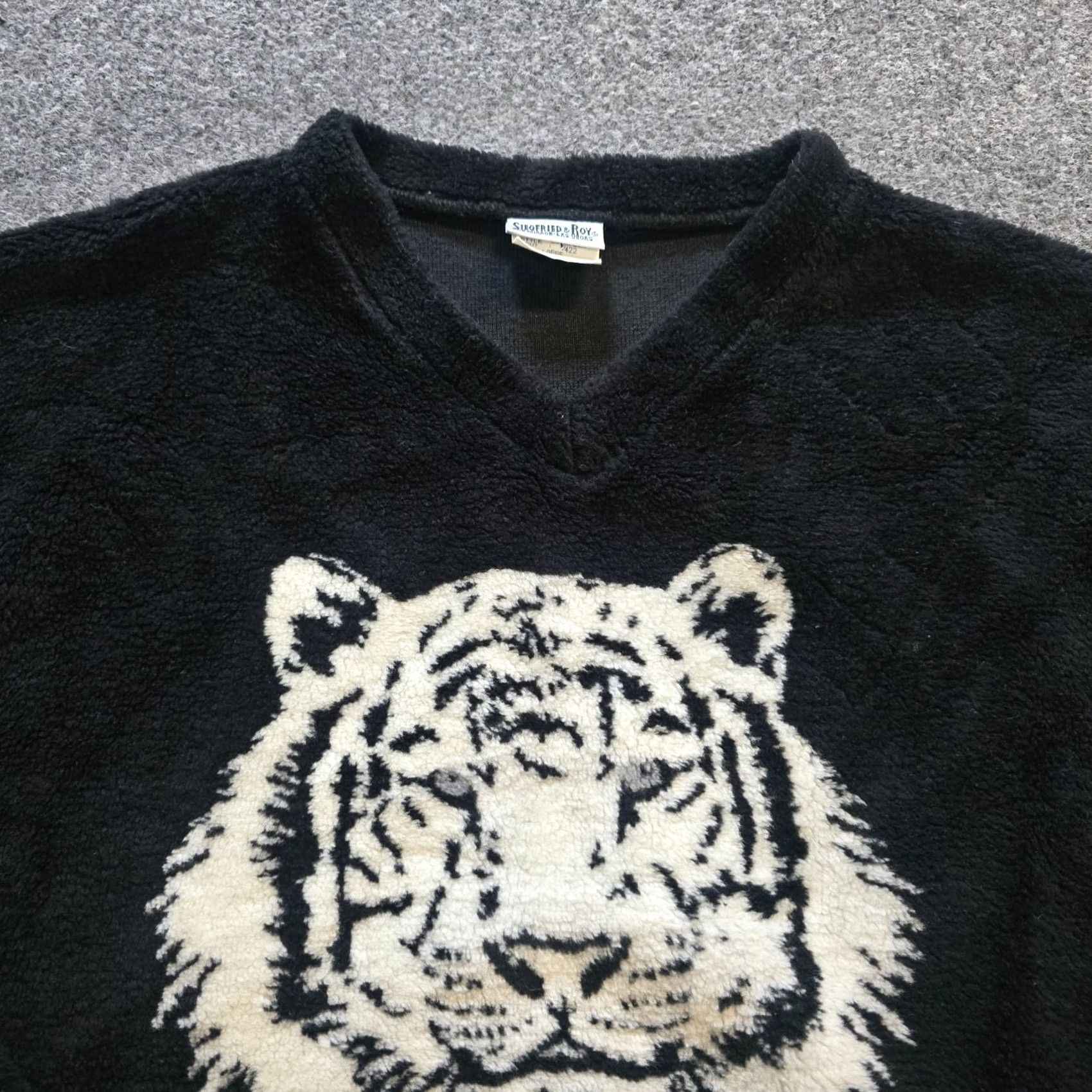 Vintage VINTAGE Siegfried Roy Sweater Womens Large Black Tiger Fuzzy Soft 90s Casual Crew Neck Knit Pullover, Regular, L, Black, 90s, Winter, Fall, Women Size L / US 10 / IT 46 - 2 Thumbnail