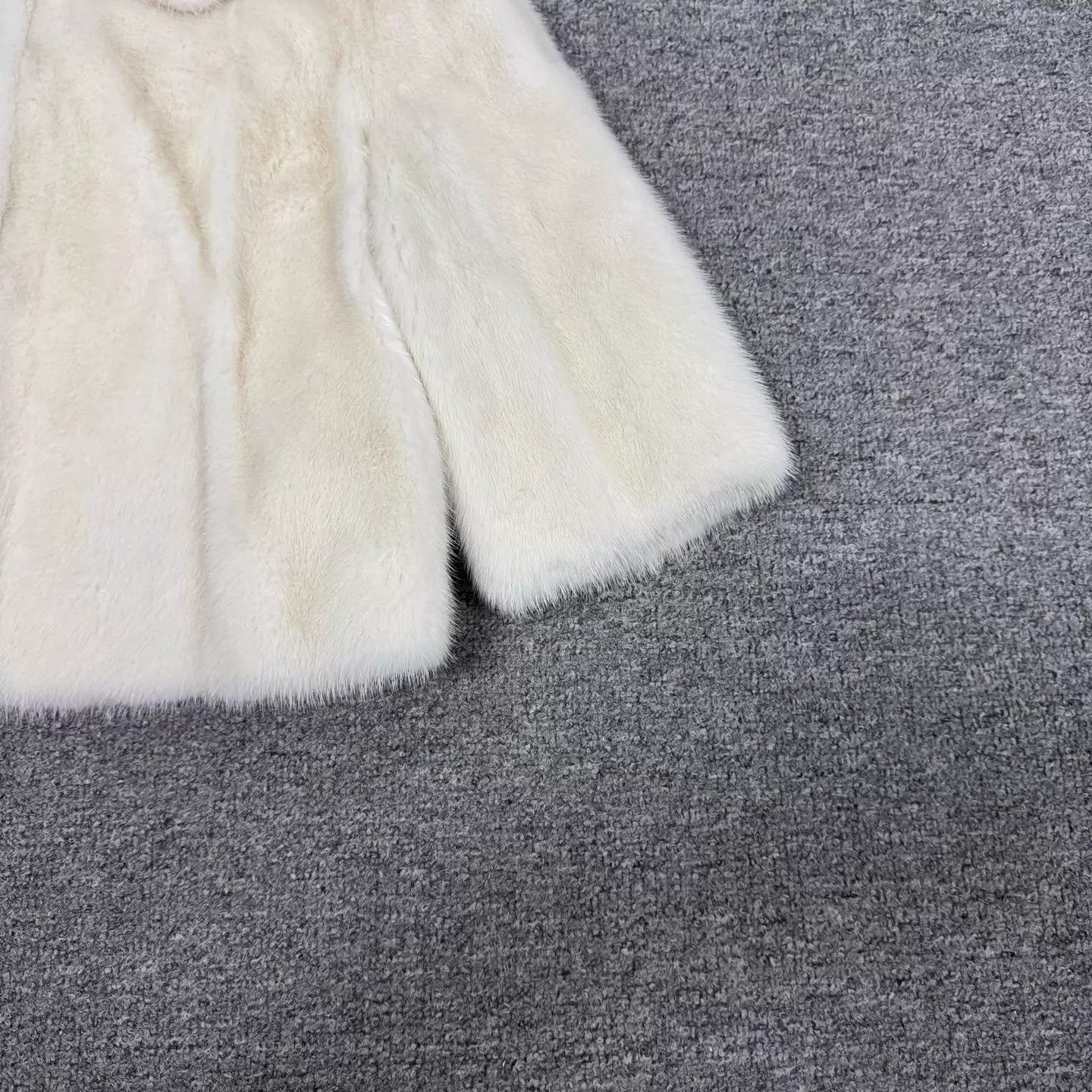 Fendi Fendi White Floral-Button Plush Short Fur Coat 36 Size XS / US 0-2 / IT 36-38 - 4 Thumbnail