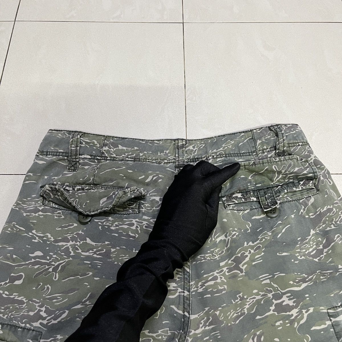 Uniqlo Uniqlo Camo Tiger Stripe Cargo Pants Size US 30 / EU 46 - 11 Thumbnail