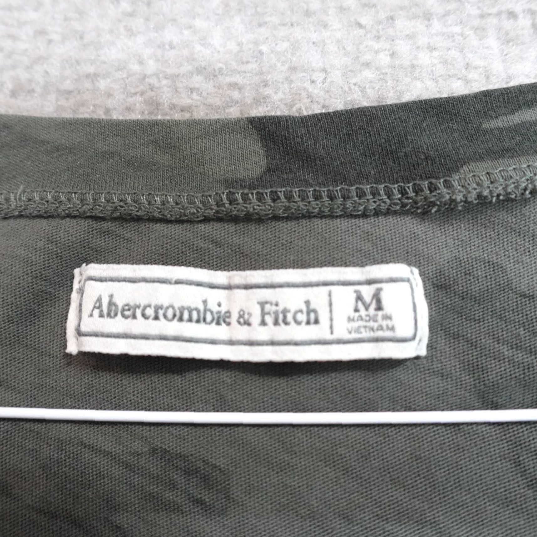 Abercrombie & Fitch VINTAGE Abercrombie & Fitch Womens T-Shirt Camouflage Embroidered Moose Green M Size M / US 6-8 / IT 42-44 - 2 Thumbnail