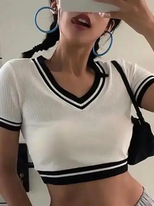 Japanese Brand × Vintage Heliar Women Crop T-Shirts Y2k Knitted V-Neck Size ONE SIZE - 1 Thumbnail