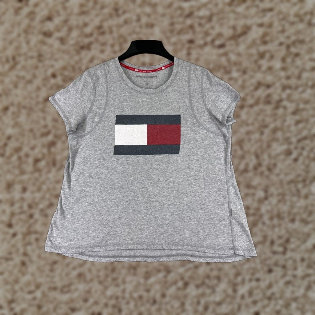 Tommy Hilfiger VINTAGE Tommy Hilfiger Shirt Women XL Gray Cotton Blend Jersey Logo Basic Short Sleeve Slim Fit Adult Regular Size Gray Womens Tee Size XL / US 12-14 / IT 48-50 - 1 Thumbnail