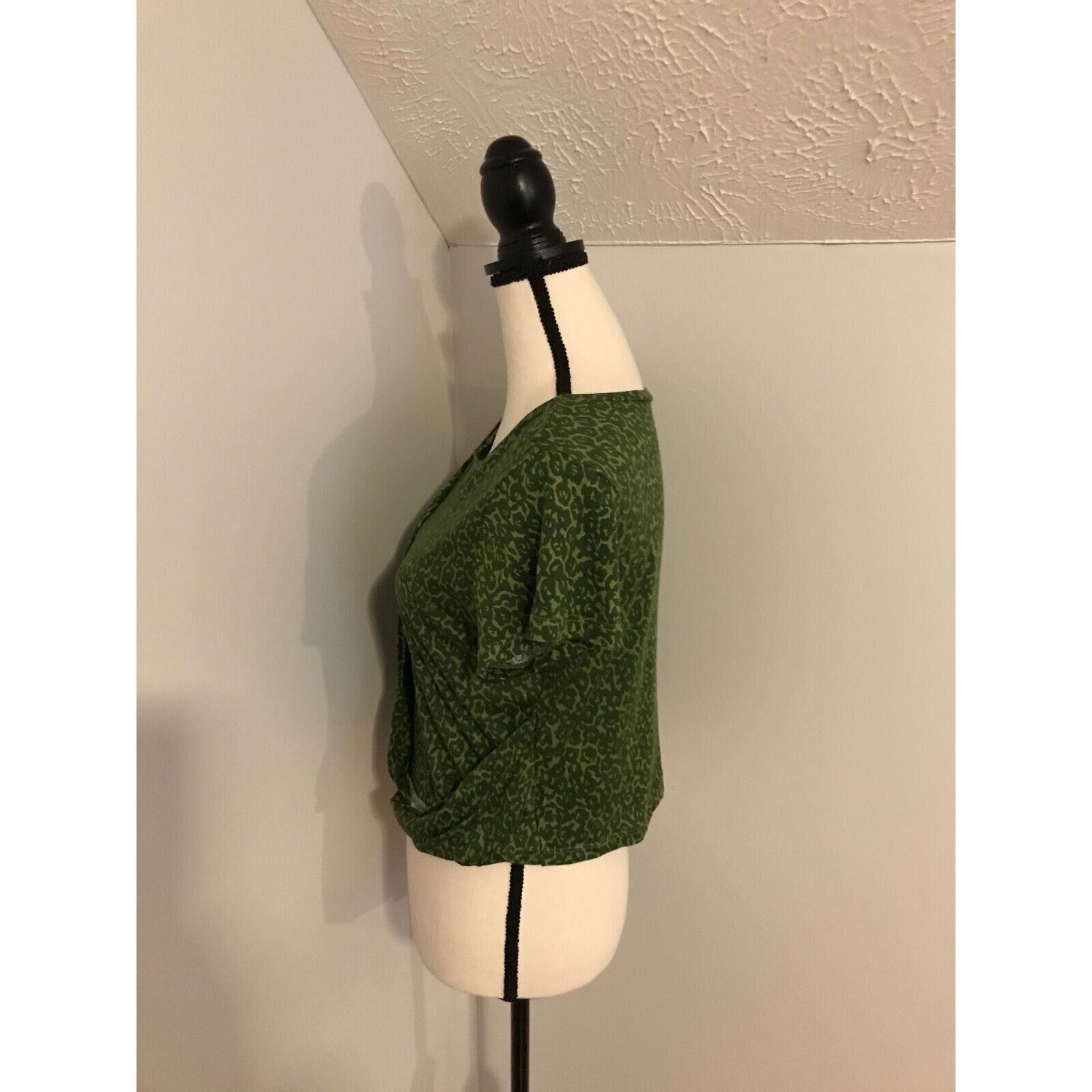 Anthropologie by Anthropologie Green Leopard Print Draped T-Shirt Size M / US 6-8 / IT 42-44 - 2 Thumbnail