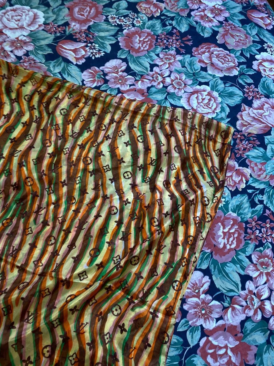 Louis Vuitton Louis Vuitton Multicolor Silk Geometric Shawl Scarf . Size ONE SIZE - 7 Thumbnail