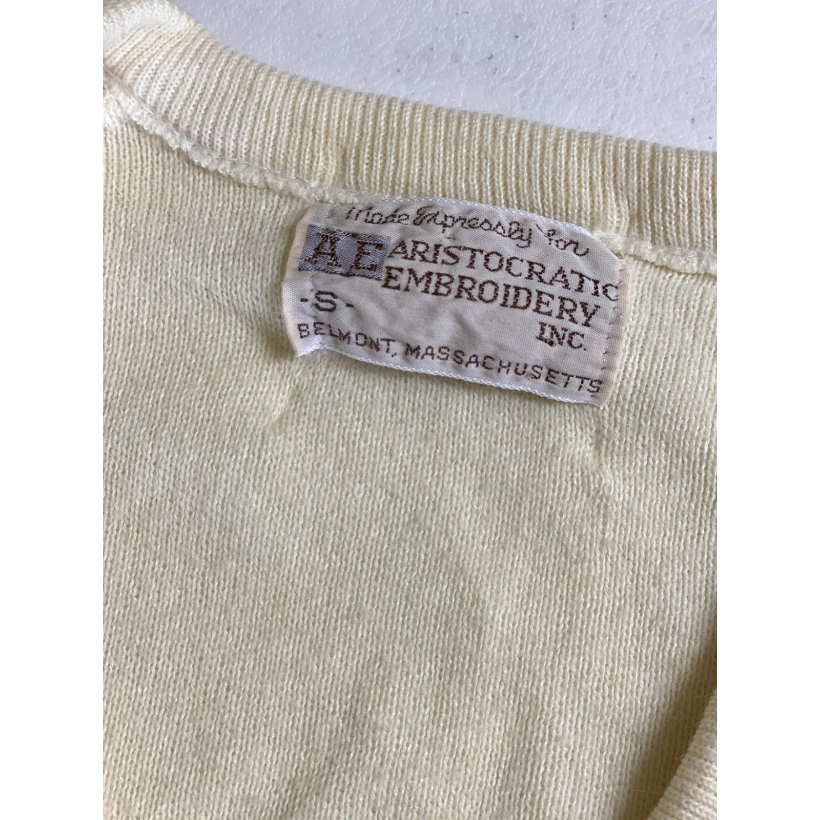 Vintage VINTAGE Aristocratic Embroidery Sweater V-Neck Yellow Embroidered Clover Irish Charm S Men Pullover 80s Size US S / EU 44-46 / 1 - 4 Thumbnail