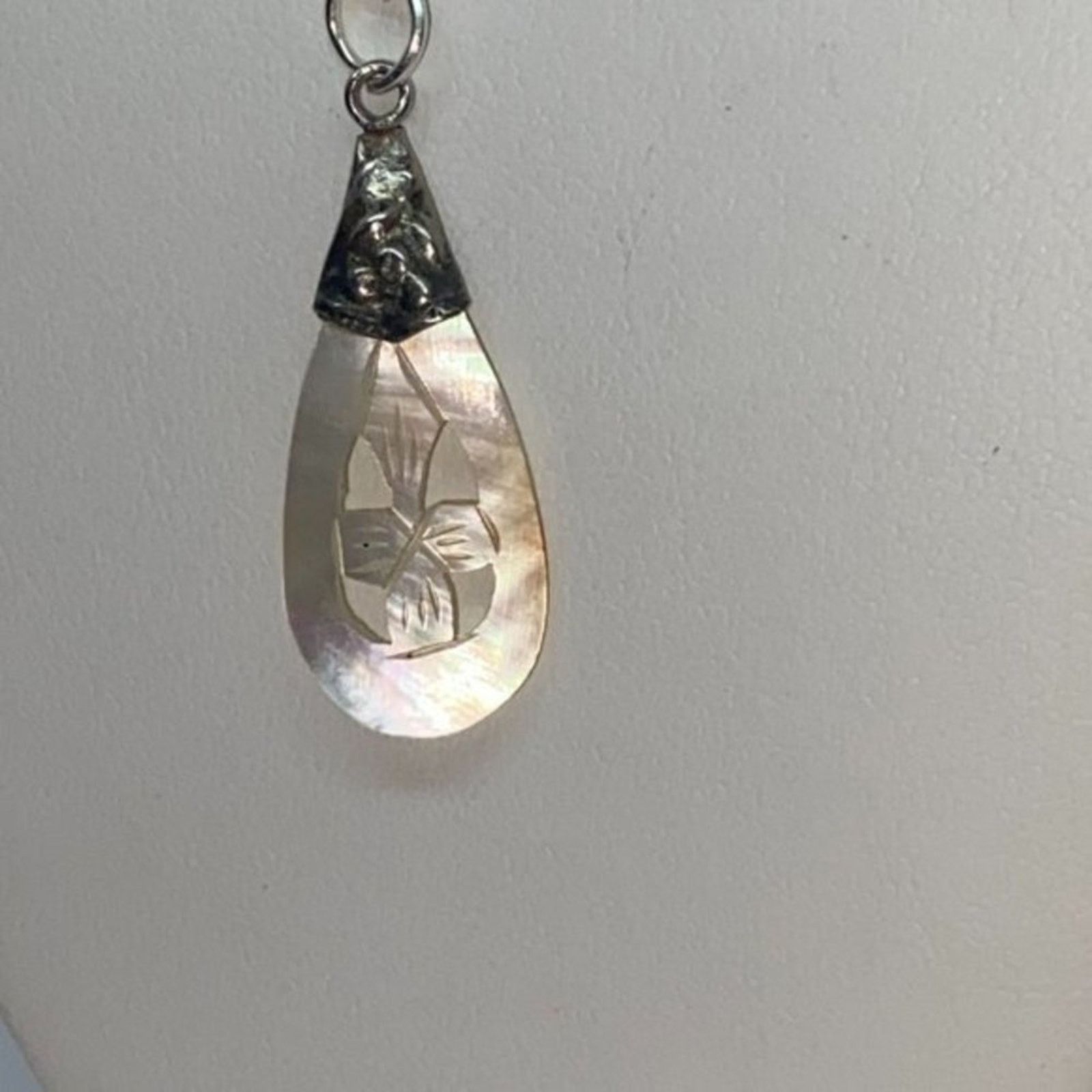 Handmade Silver-Tone Iridescent Shell Pendant Necklace Size ONE SIZE - 6 Thumbnail