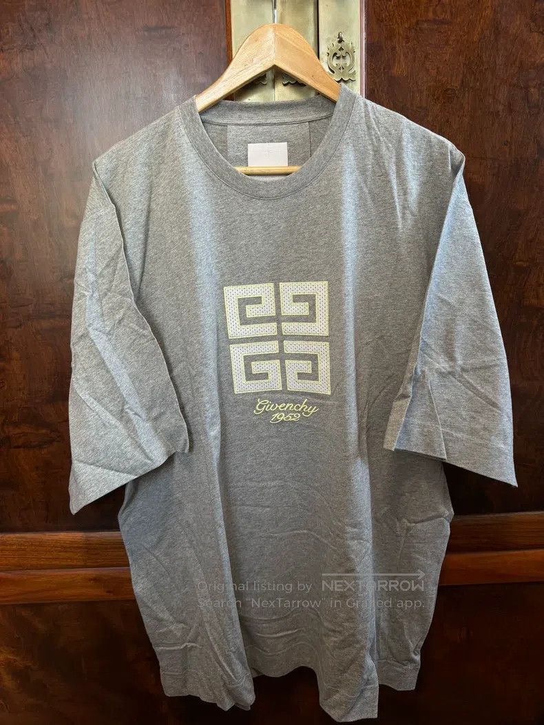 Givenchy Givenchy Classic 4G logo short-sleeve T-shirt Size US XXL / EU 58 / 5 - 1 Thumbnail