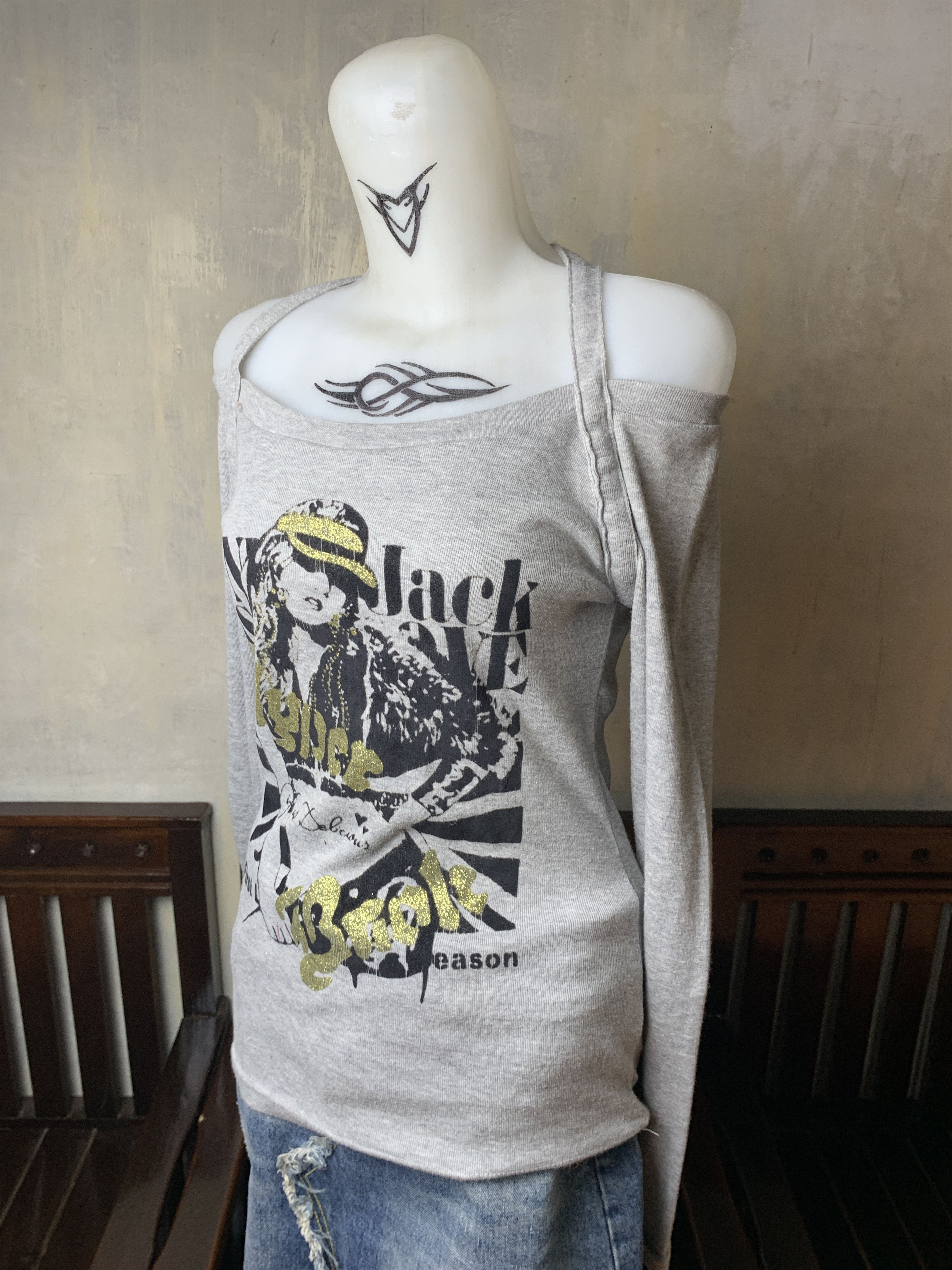 Japanese Brand Gray Girl Graphic Off-shoulders Cross Top (S) Size S / US 4 / IT 40 - 2 Thumbnail