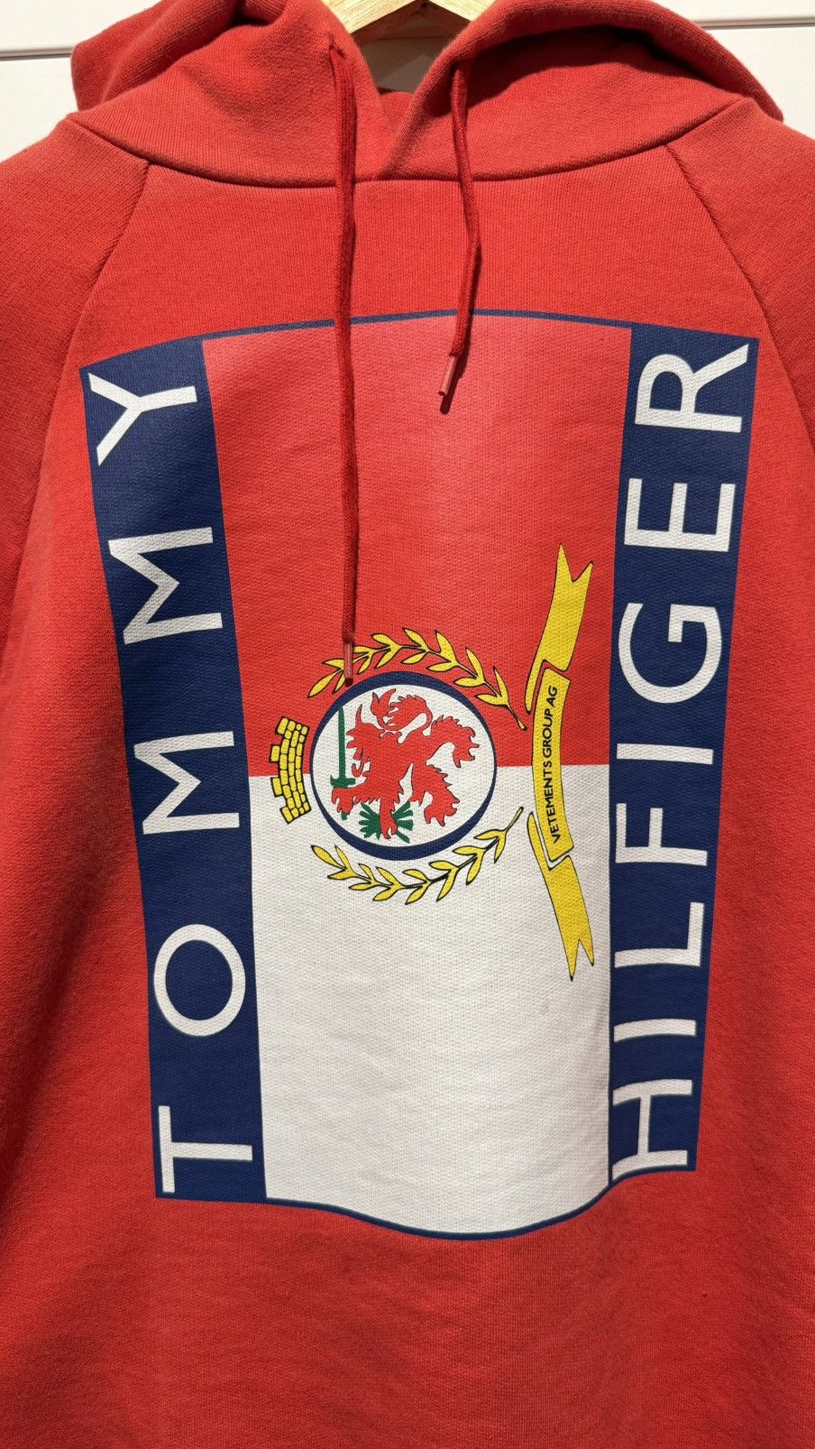 Tommy Hilfiger × Vetements VETEMENTS X TOMMY HILFIGGER 2018 RED HOODIE SM Size US S / EU 44-46 / 1 - 2 Thumbnail
