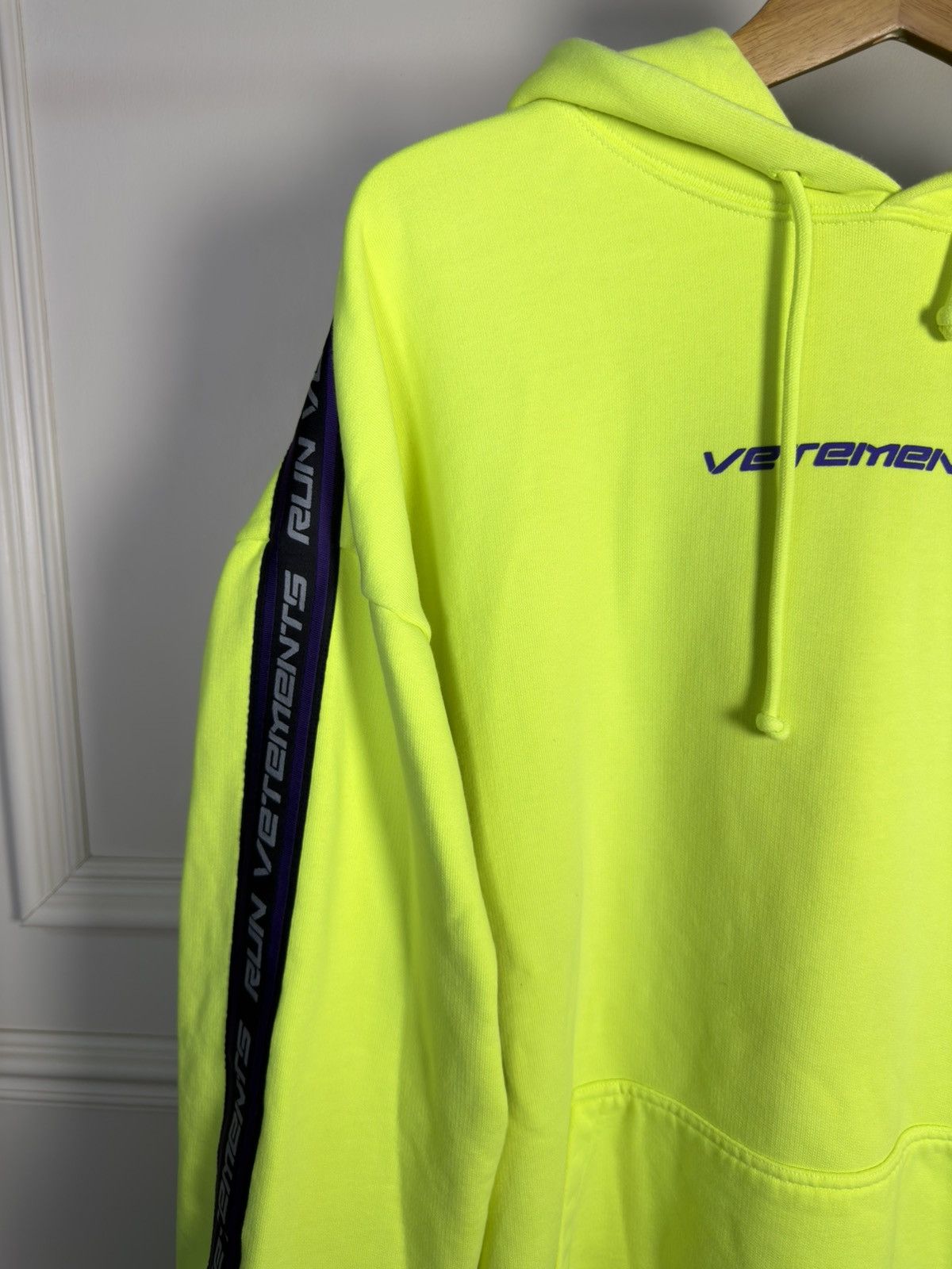 Vetements *RARE* VETEMENTS RUN TAPE LOGO OVERSIZED SWEATER HOODIE Size US M / EU 48-50 / 2 - 2 Thumbnail