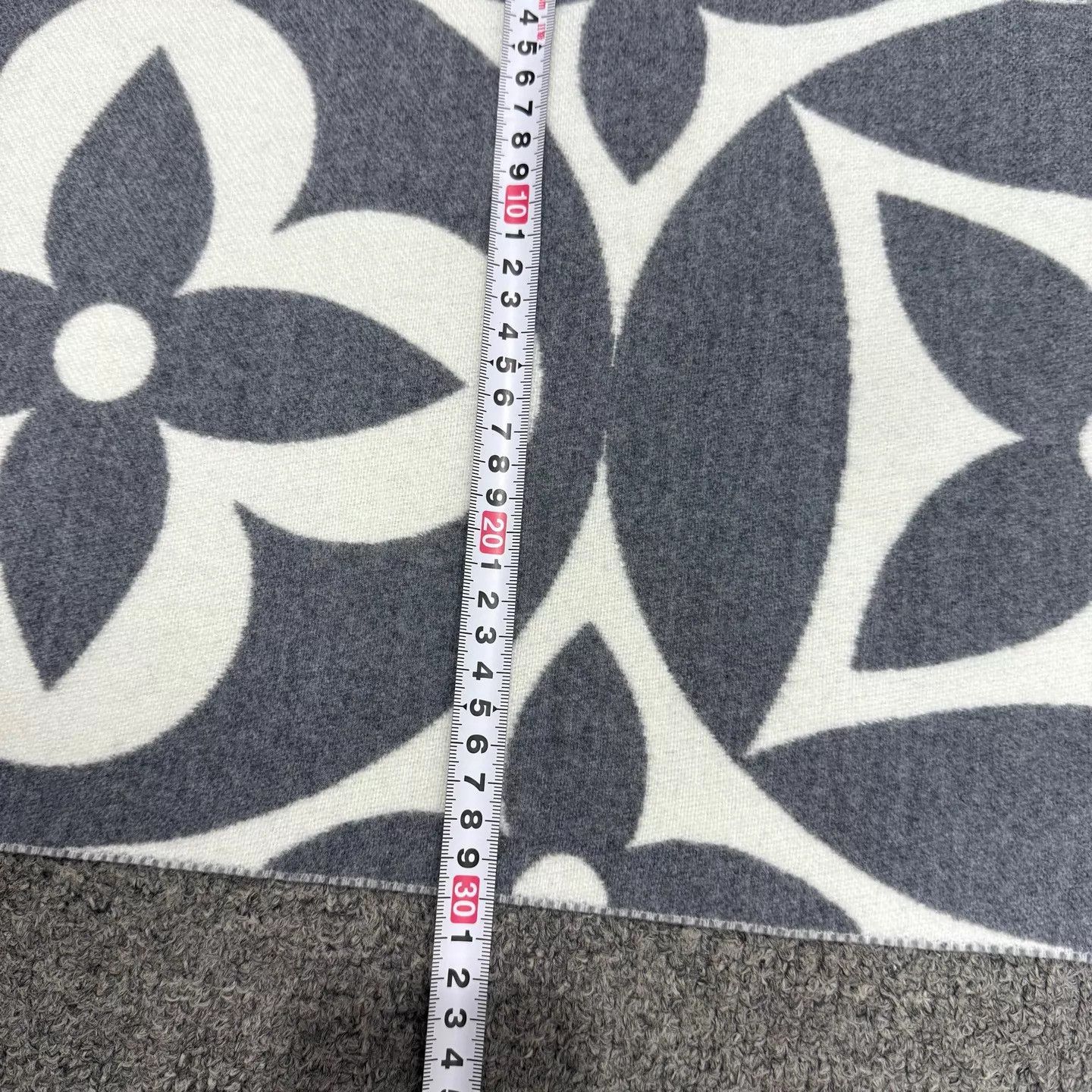 Louis Vuitton LV 23FW New Monogram Tassel Scarf 30x209cm Unused Size ONE SIZE - 6 Thumbnail