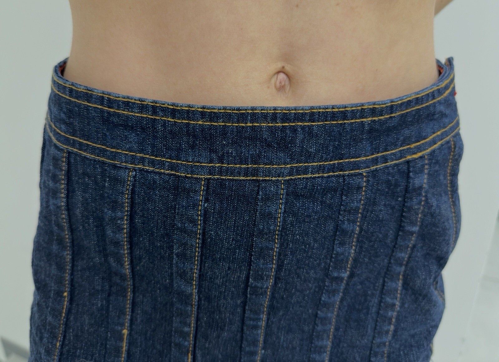 Tommy Hilfiger Vintage Tommy Hilfiger Denim Skirt Pleated Y2K 2000’s Size 2 Size 27" / US 4 / IT 40 - 9 Thumbnail
