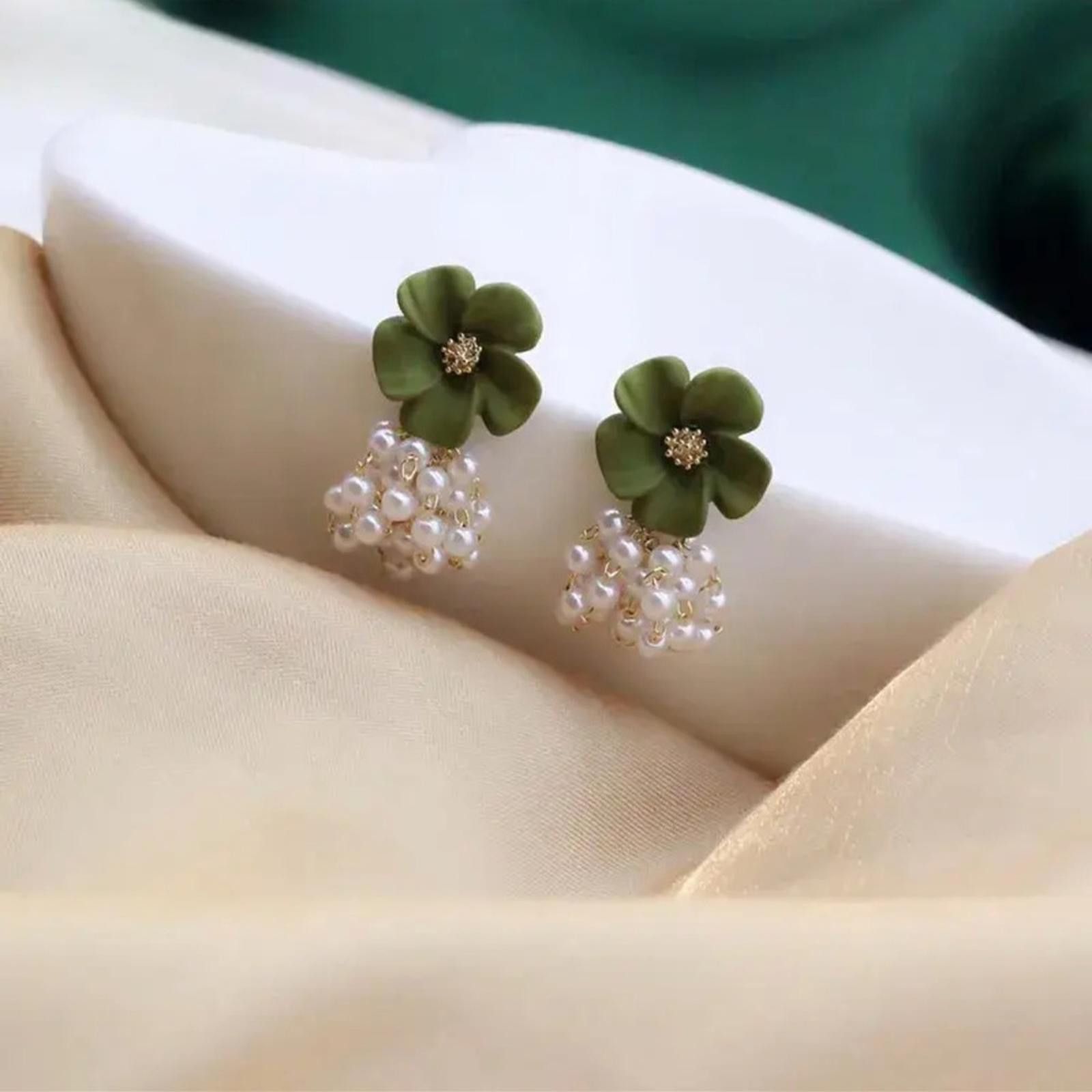 Designer Delicate Green Flower and Pearl Earrings Size ONE SIZE - 3 Thumbnail