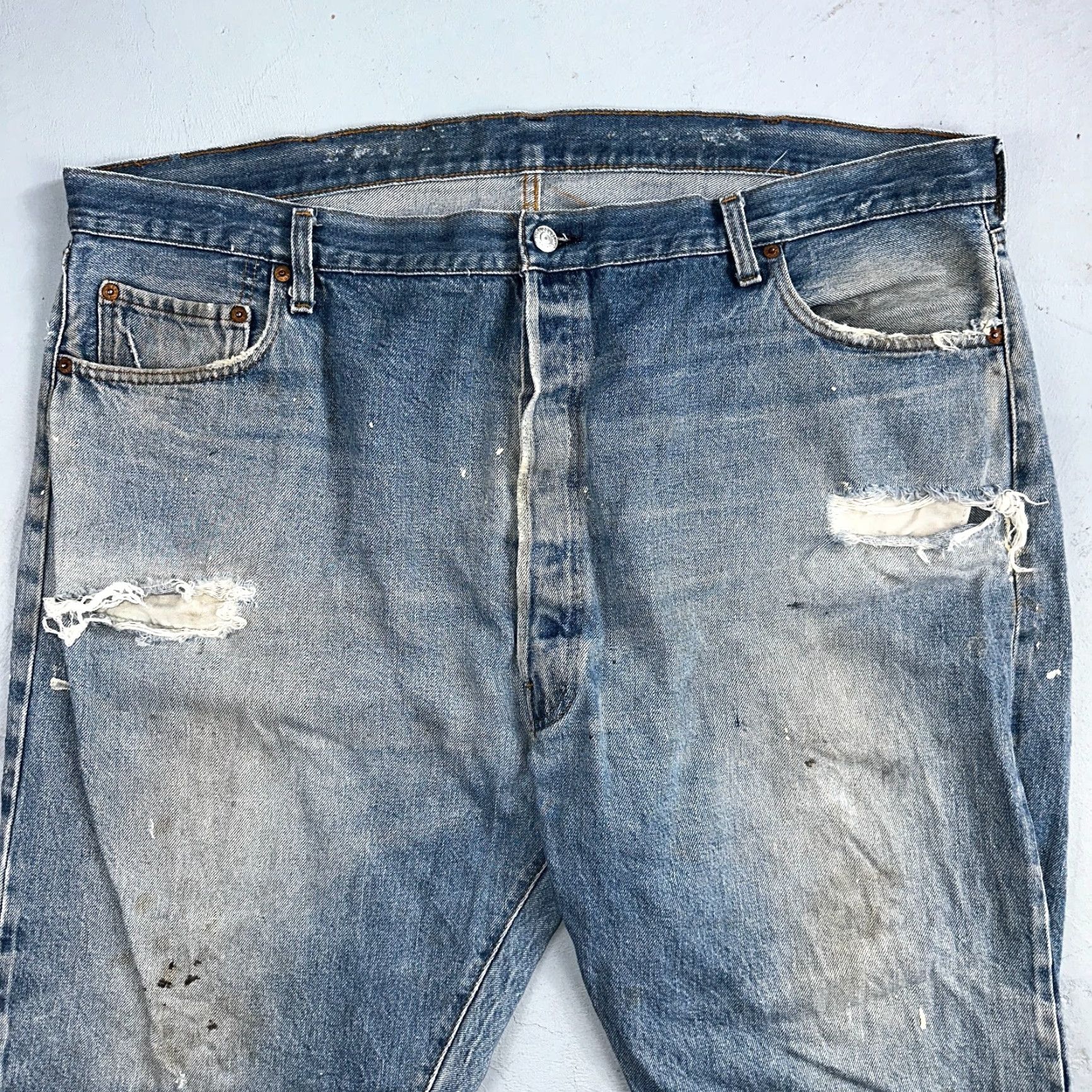Levi's VINTAGE Levi's 501 Jeans Men 48x30 Light Wash 80s USA Distressed Straight Fit Size US 32 / EU 48 - 2 Thumbnail