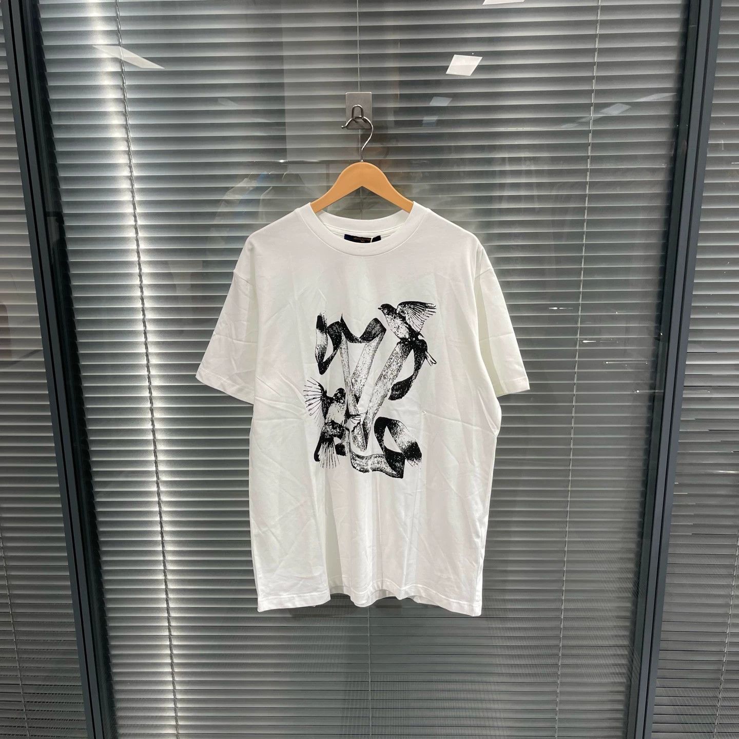 Louis Vuitton LV Pigeon Print Logo L 99 New Tee Size US L / EU 52-54 / 3 - 1 Thumbnail