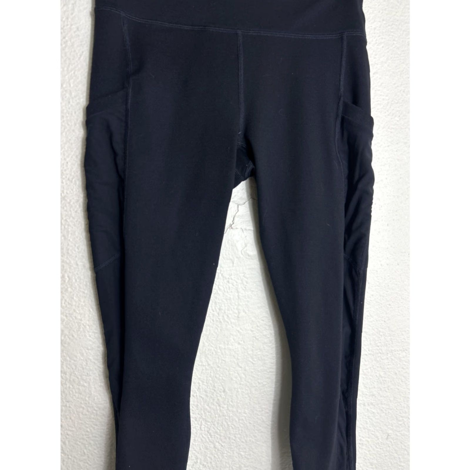 Fabletics Fabletics Powerhold Leggings Capri Black 26x22 Women's Size 26" / US 2 / IT 38 - 4 Thumbnail