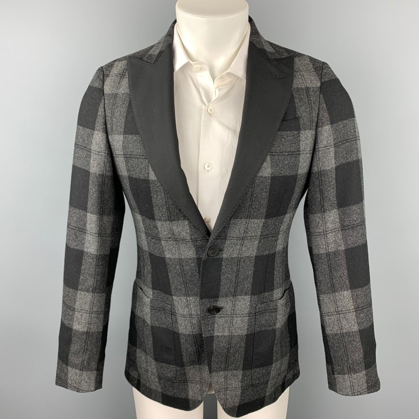 Size 36 Grey & Black Plaid Wool Blend Peak Lapel Sport Coat