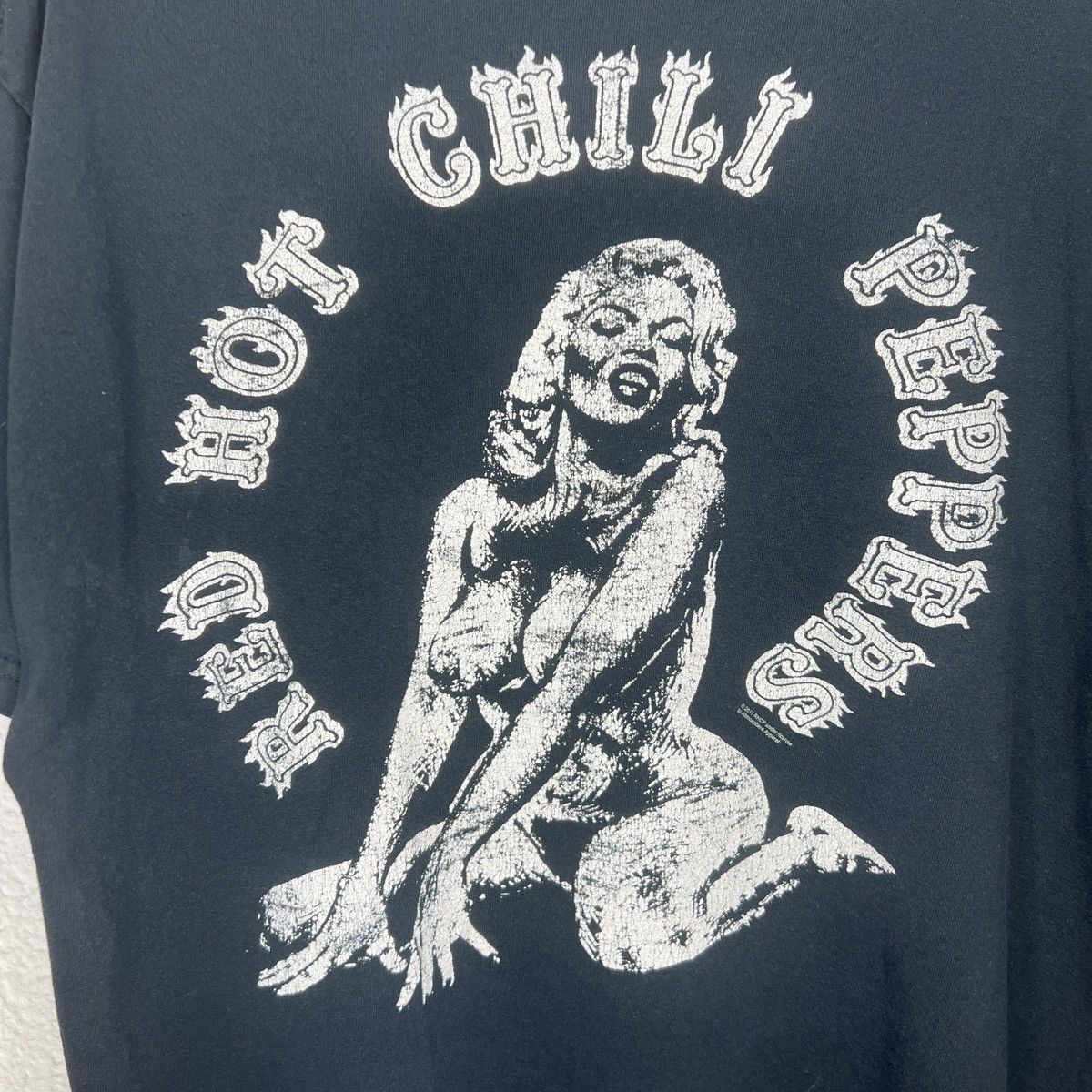 Band Tees Vintage Red Hot Chilli Peppers 2011 RHCP Distressed Tshirt Size US XL / EU 56 / 4 - 3 Thumbnail