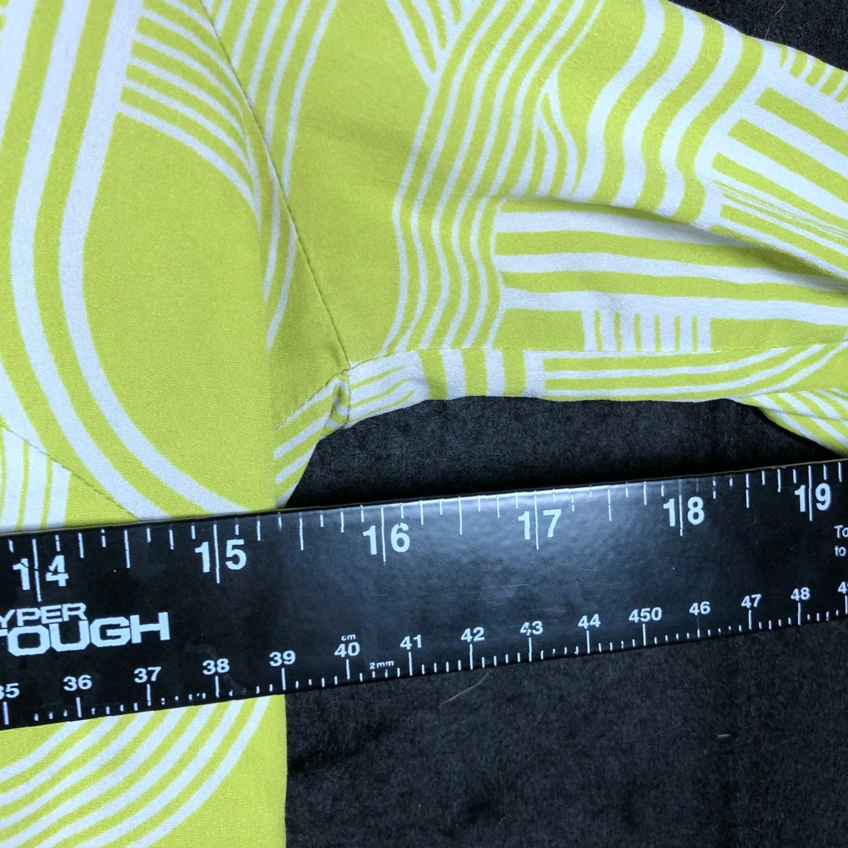 Banana Republic Banana Republic Blouse Women XS V-Neck Lightweight White Lime Green Geometric Pattern Sleeves Long Cultured Casual Workwear Office Size XS / US 0-2 / IT 36-38 - 7 Thumbnail