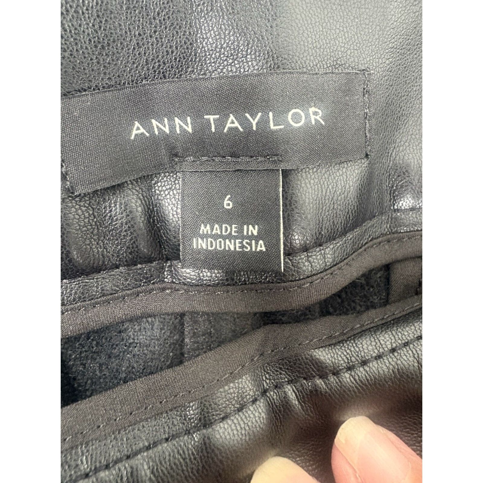 Ann Taylor Ann Taylor Black Faux Leather Skinny Side Zip Pants Womens Size 6 Indonesia Size 28" / US 6 / IT 42 - 7 Thumbnail