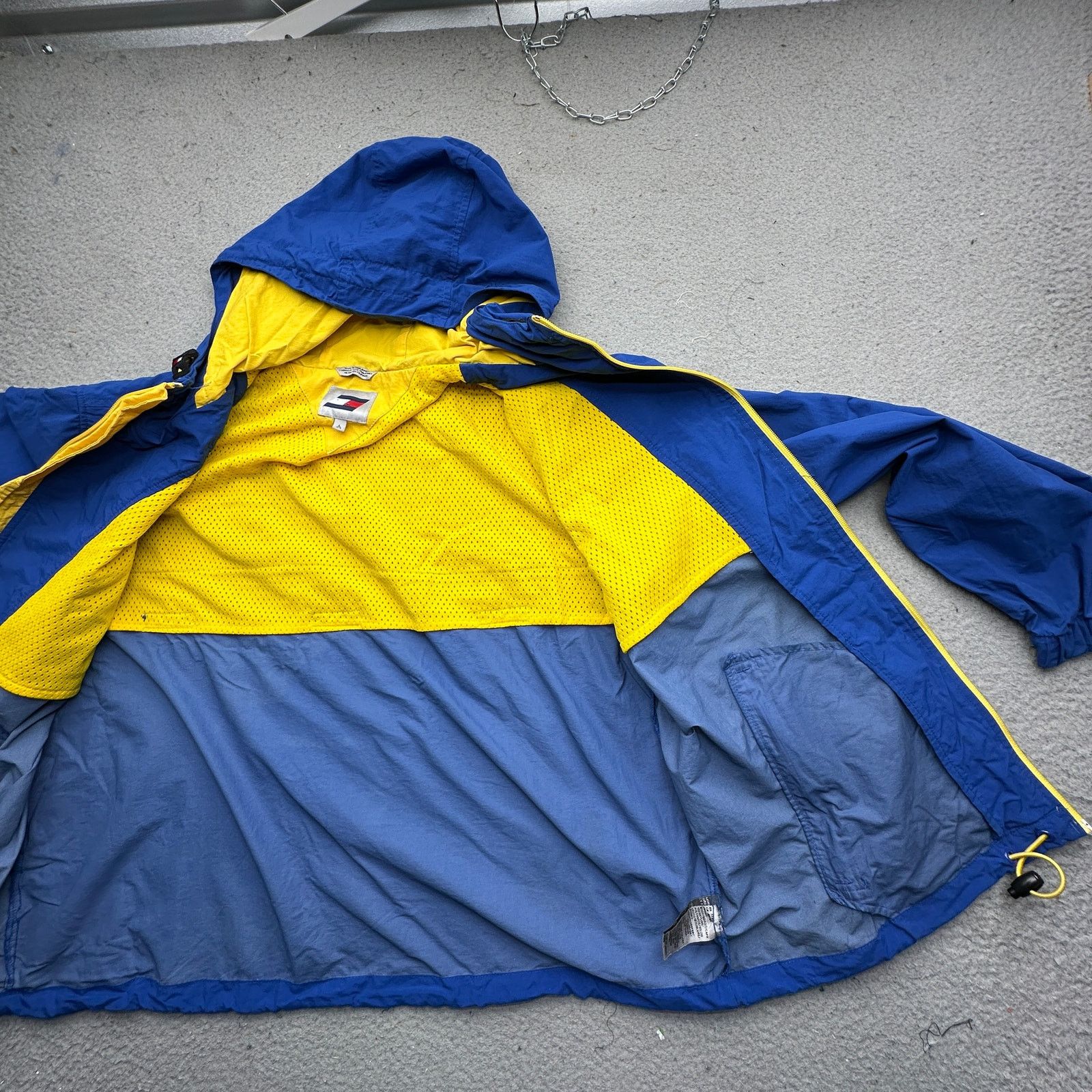 Tommy Hilfiger Vintage 90s Tommy Hilfiger Flag Windbreaker Jacket Men Large Size US L / EU 52-54 / 3 - 10 Thumbnail