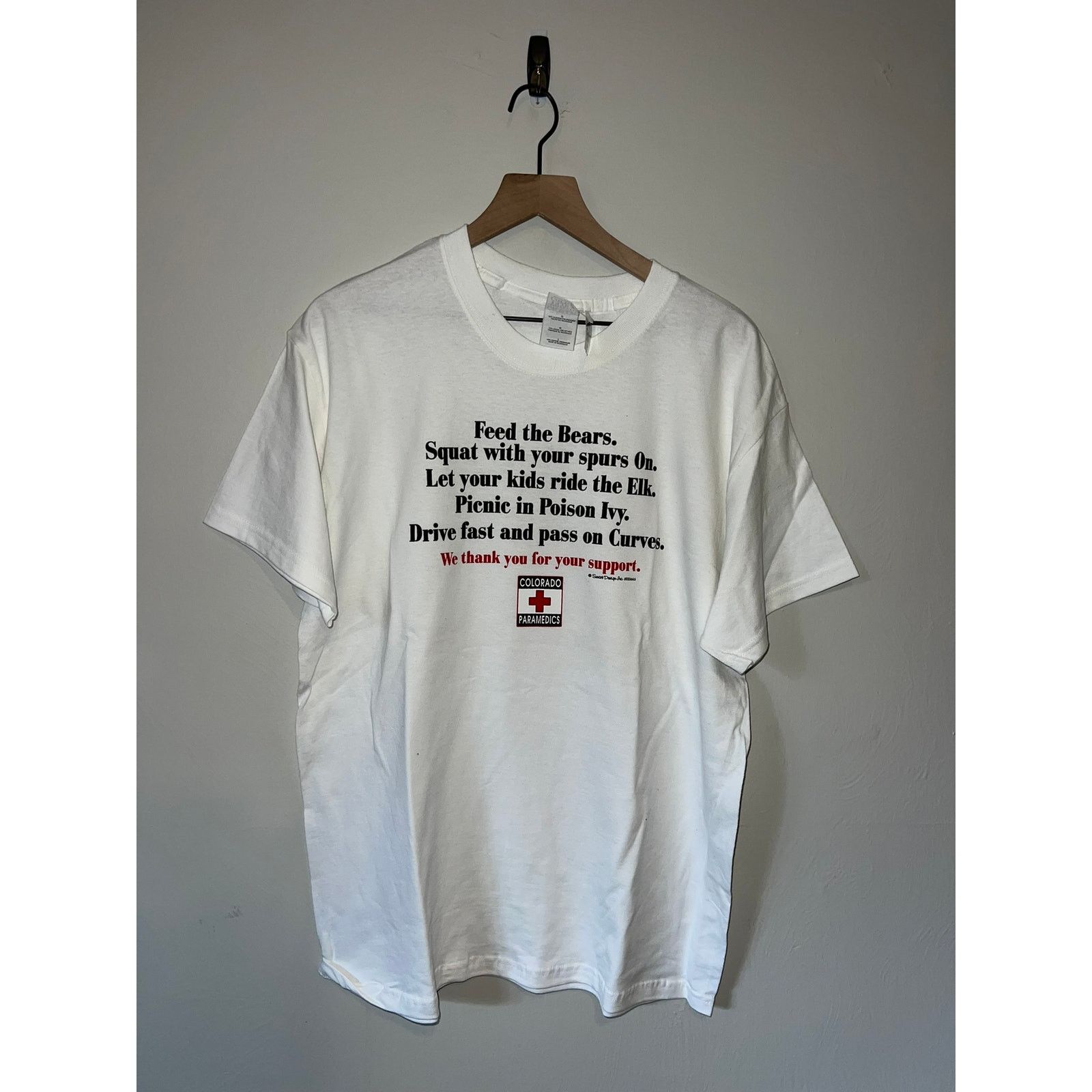Gildan Y2K Colorado Paramedics Feed The Bears Joke Humor Shirt L Size US L / EU 52-54 / 3 - 1 Thumbnail