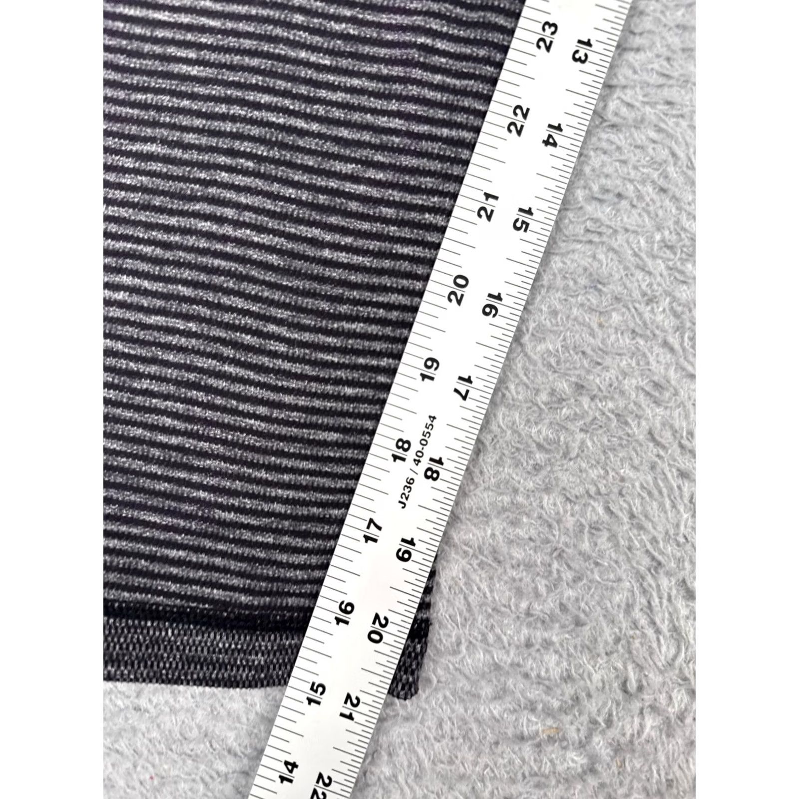 Lululemon Lululemon Leggings Womens 6 Black Gray Striped Capri High Rise Yoga Gym Athletic Size 28" / US 6 / IT 42 - 6 Thumbnail