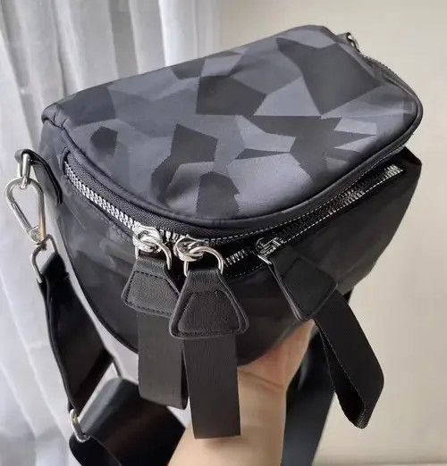 Art x Tee Shirt Fashion Geometric Zip Shoulder Side Bag Crossbody in Black, Men's