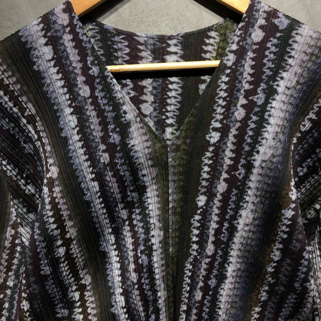 Pleats Please Issey Miyake Issey Miyake Pleats please asymmetrical vneck long sleeves Size L / US 10 / IT 46 - 2 Thumbnail