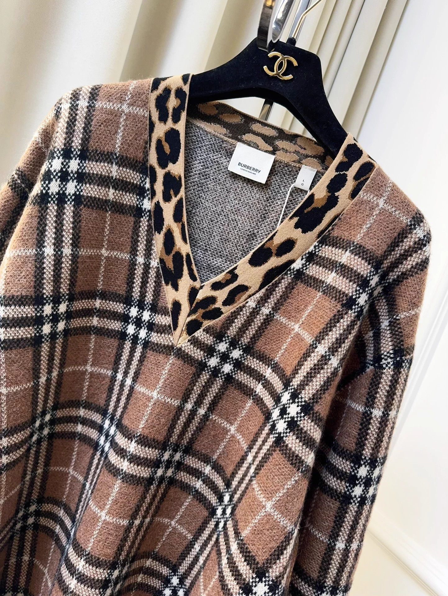 Burberry Burberry Check Leopard Trim V-neck Knit Sweater L Size L / US 10 / IT 46 - 4 Thumbnail