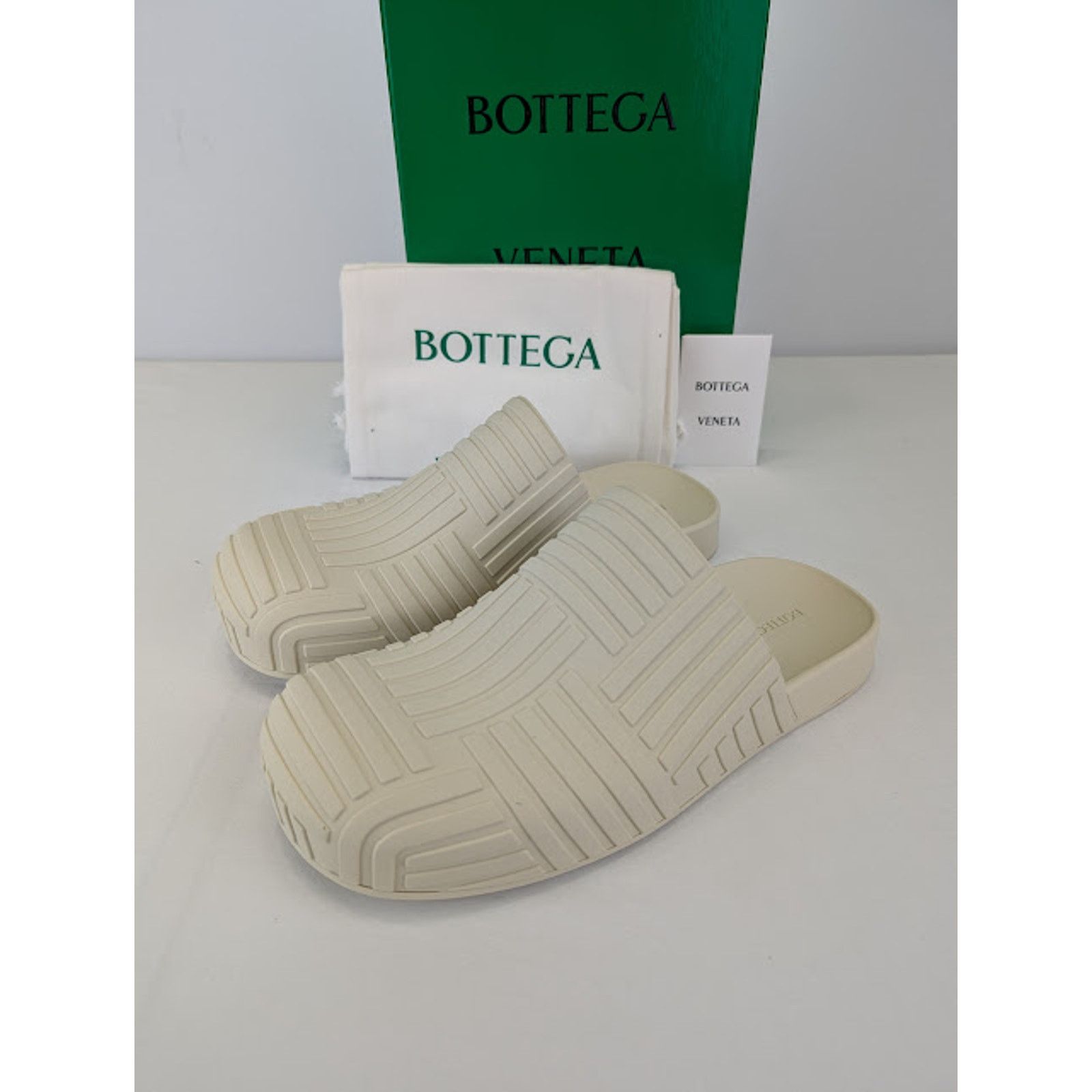 Bottega Veneta o1rshd1 Rubber Carpet Slider Sandal in Sea Salt Size US 12 / EU 45 - 13 Thumbnail
