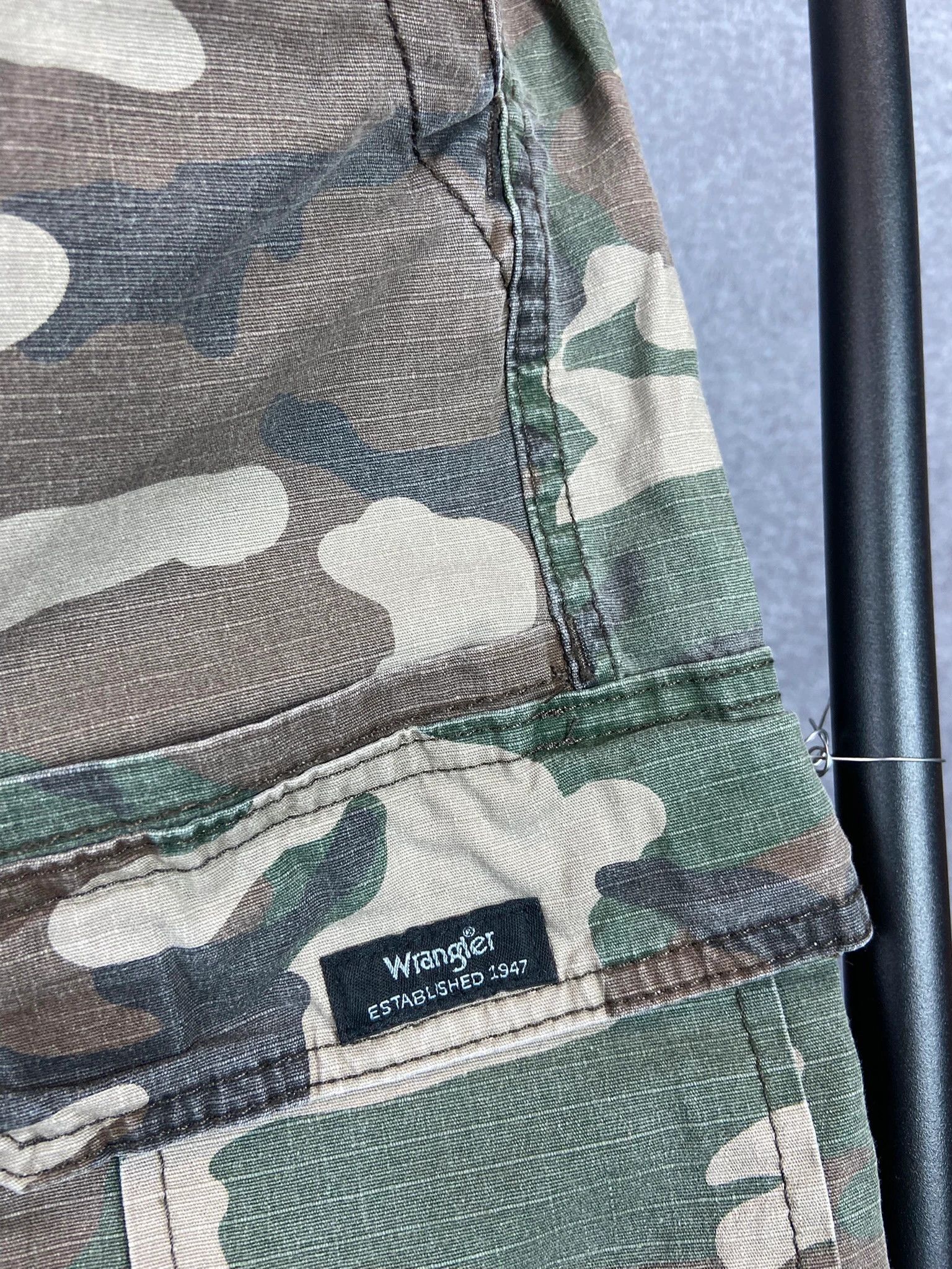 Wrangler Wrangler Camo Cargo Pants – Military Style, Size M Size US 34 / EU 50 - 2 Thumbnail