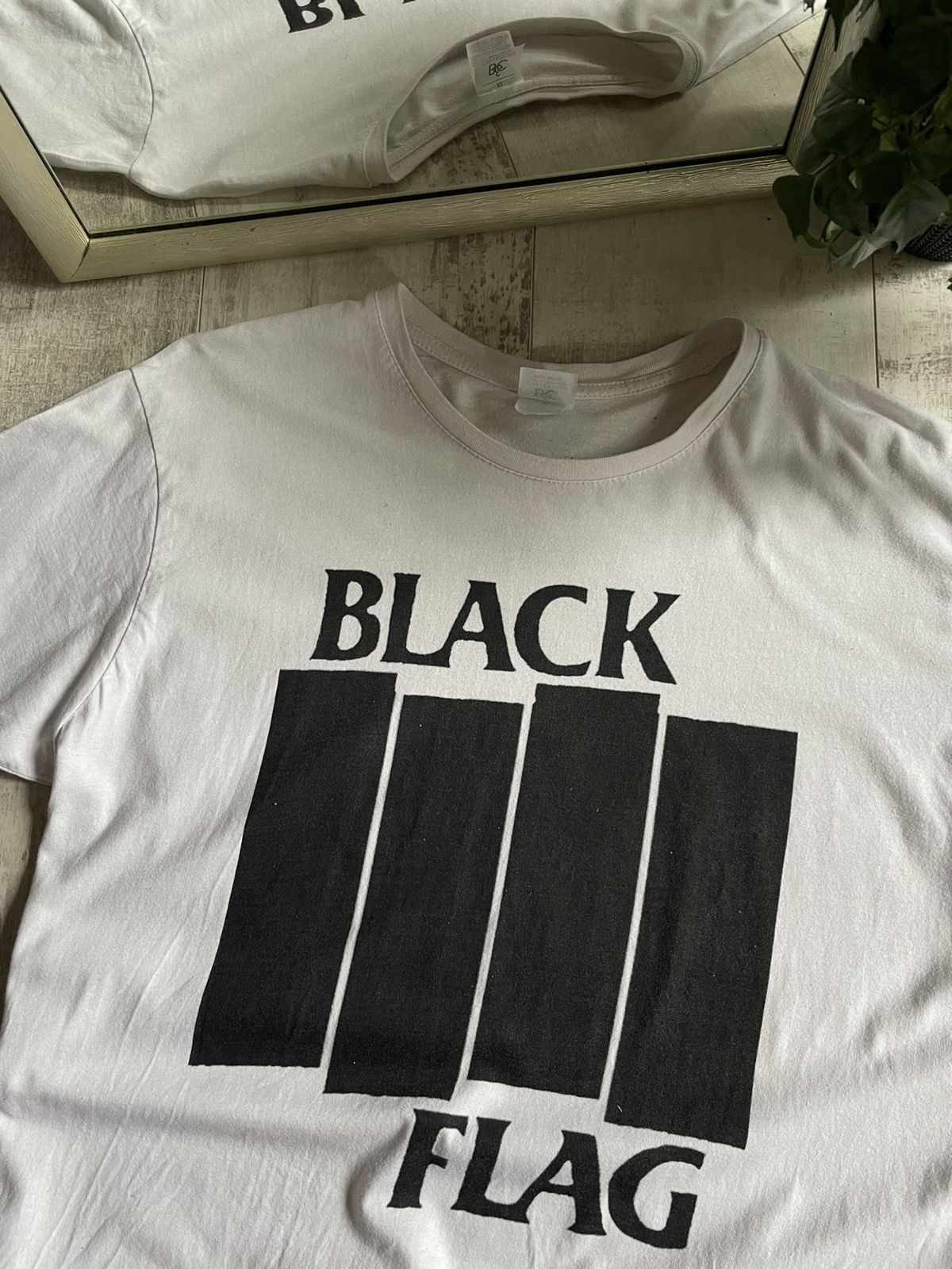 Band Tees × Black Flag × Vintage Vintage Black Flag T-Shirt Band Big Logo RARE Size US XL / EU 56 / 4 - 3 Thumbnail