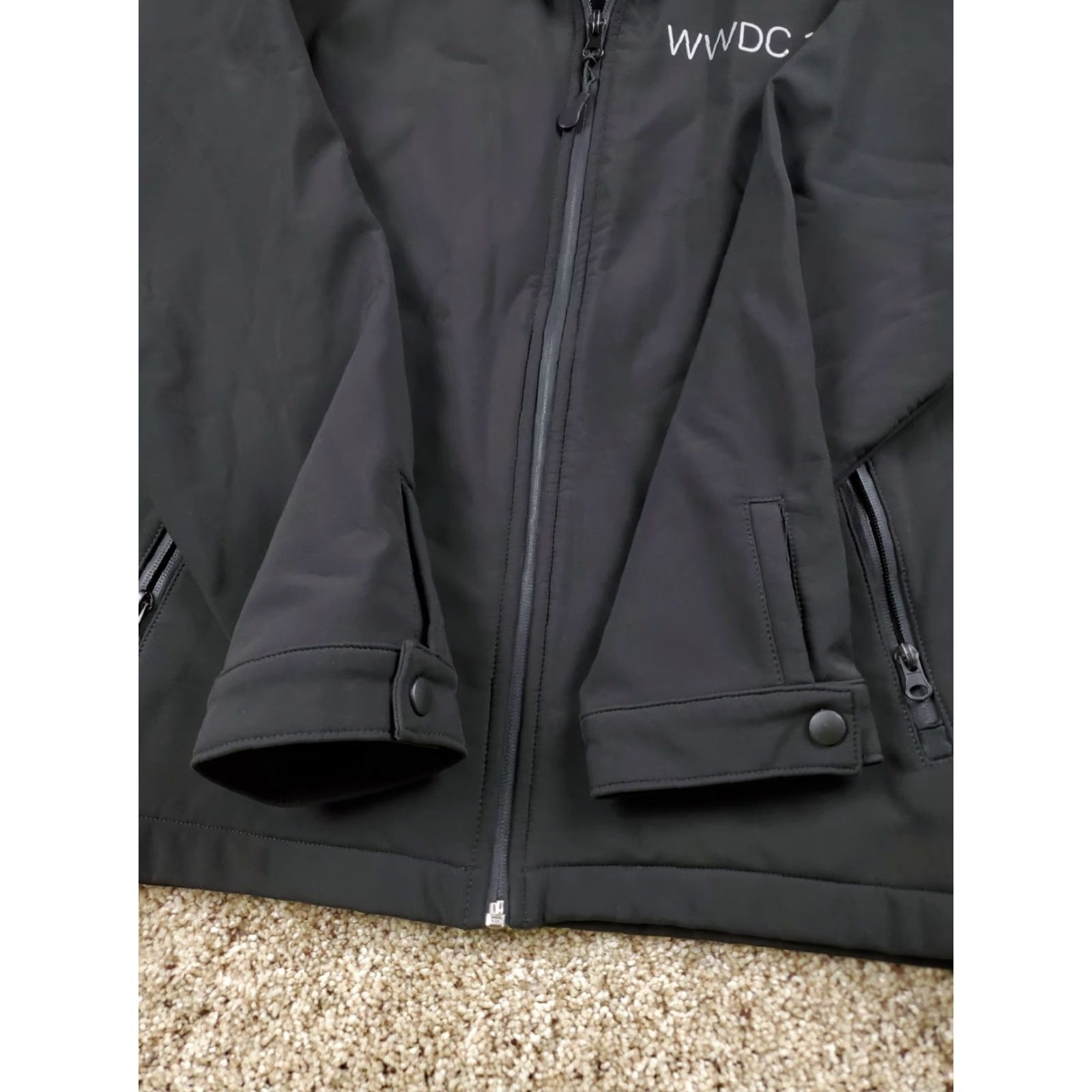 Apple Apple Jacket M Men Black Full Zip WWDC 2015 Windbreaker Logo Pockets Stretch Functions Regular Size XS to XXX? Size US M / EU 48-50 / 2 - 3 Thumbnail