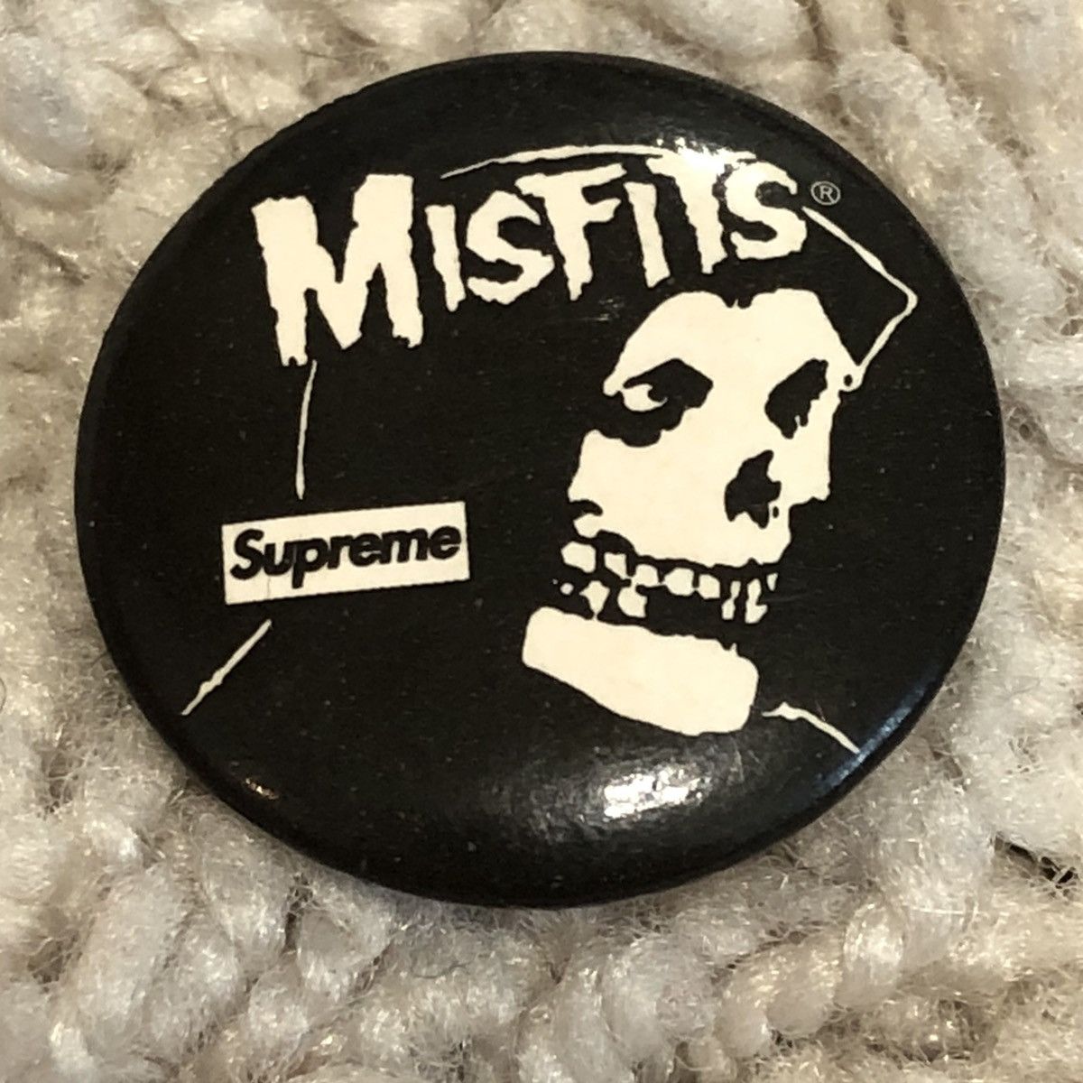 Supreme Supreme Misfits Crimson Black Pin SS13 Size ONE SIZE - 1 Thumbnail