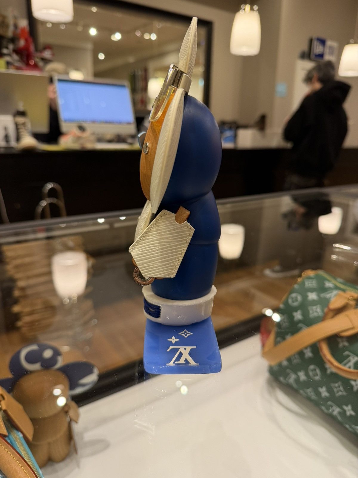 Louis Vuitton Louis Vuitton Snowboard Vivienne Figurine Size ONE SIZE - 6 Thumbnail