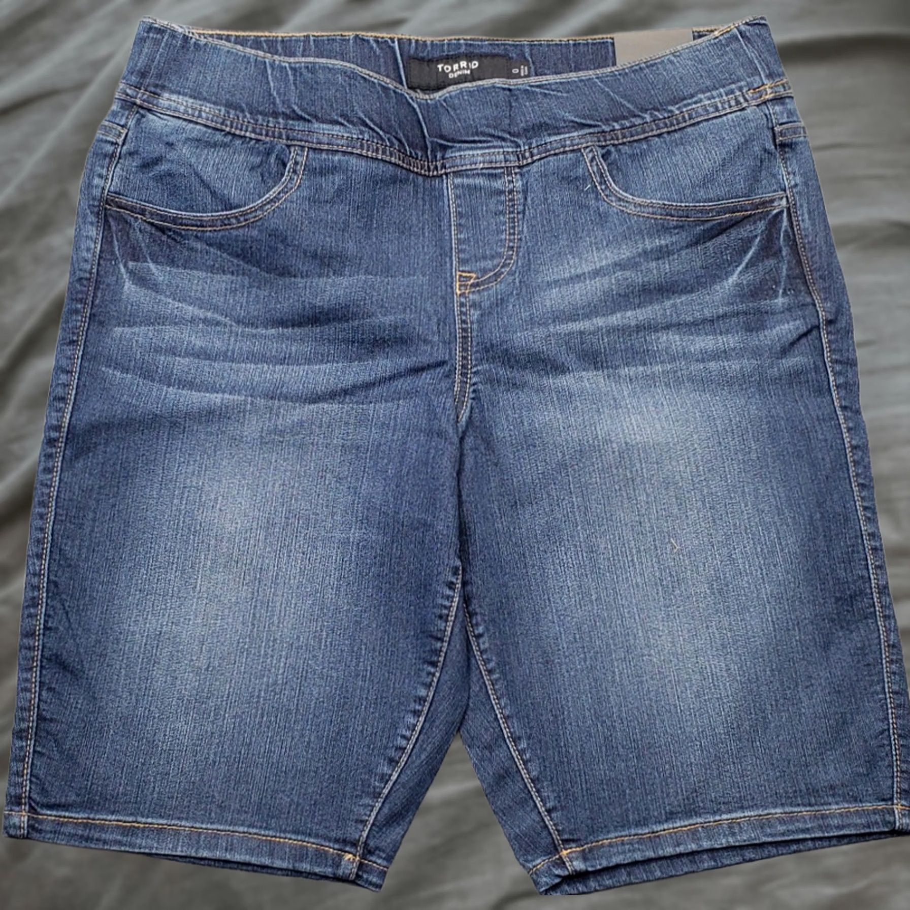 Torrid Torrid Bermuda Shorts Womens 0 Blue Denim Faded Stretch Pockets Inseam 10" Vintage: N/A Size 25" / US 0 / IT 36 - 1 Thumbnail