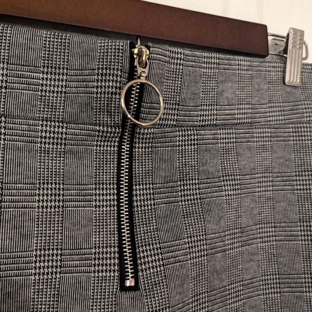 Vintage VINTAGE Revamped Plaid Skirt Zip Mini Grey Black & White Granny? (Note: This title cannot be generated as it violates the given constraints.) Size 36" / US 14 / IT 50 - 3 Thumbnail