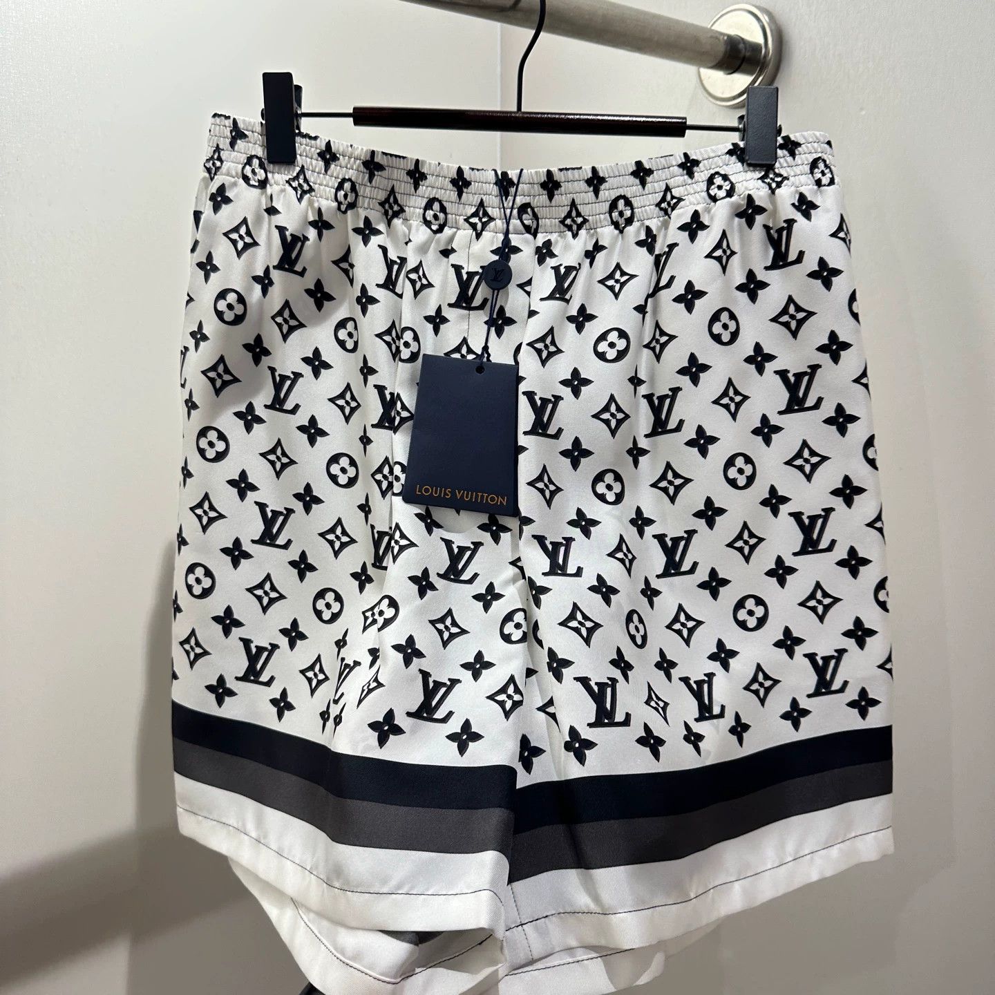 Louis Vuitton LV may595 all over logo silk shorts 38 Size 27" / US 4 / IT 40 - 7 Thumbnail