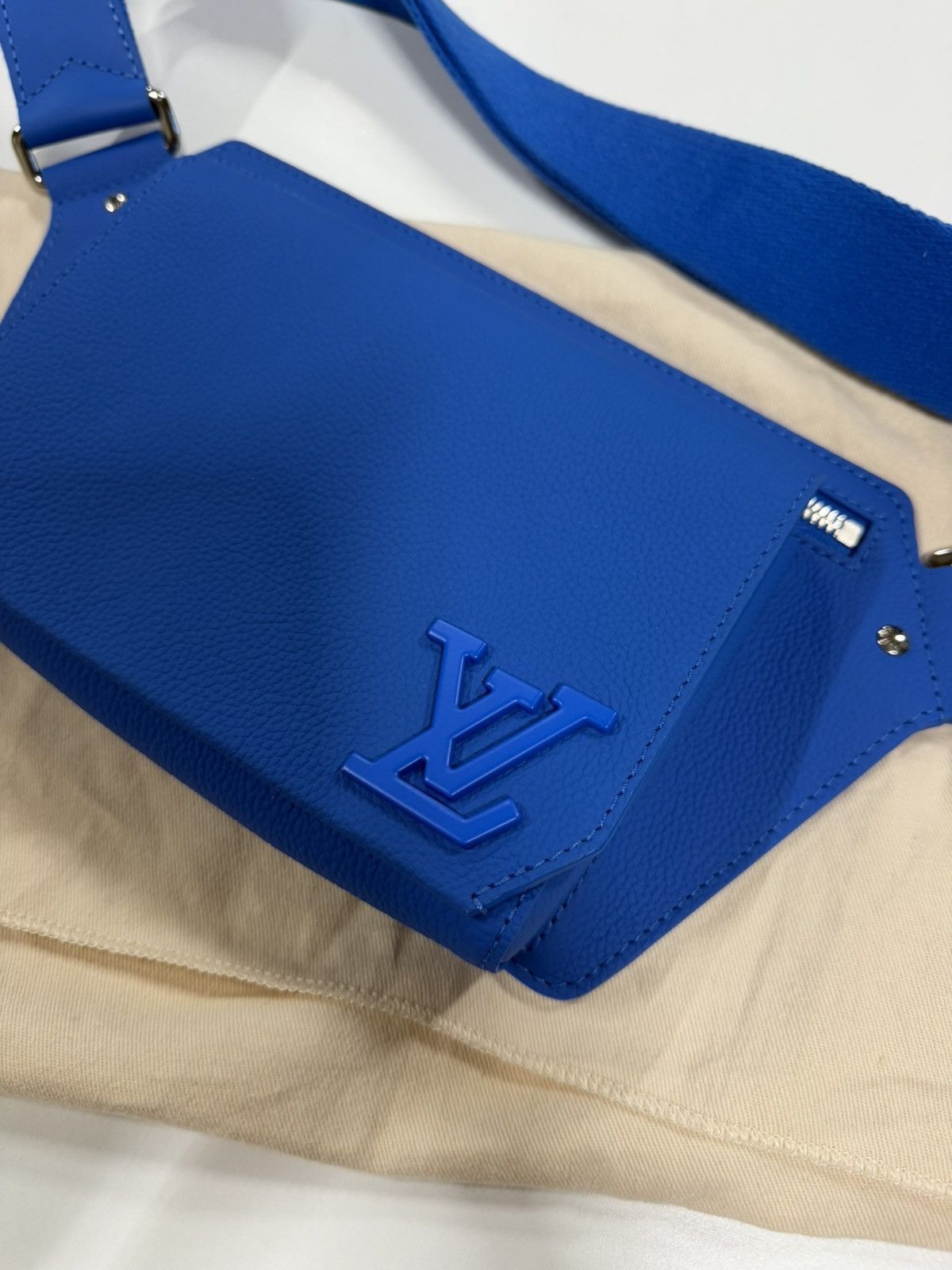 Louis Vuitton Louis Vuitton Takeoff Sling Bag 2500$ Size ONE SIZE - 3 Thumbnail