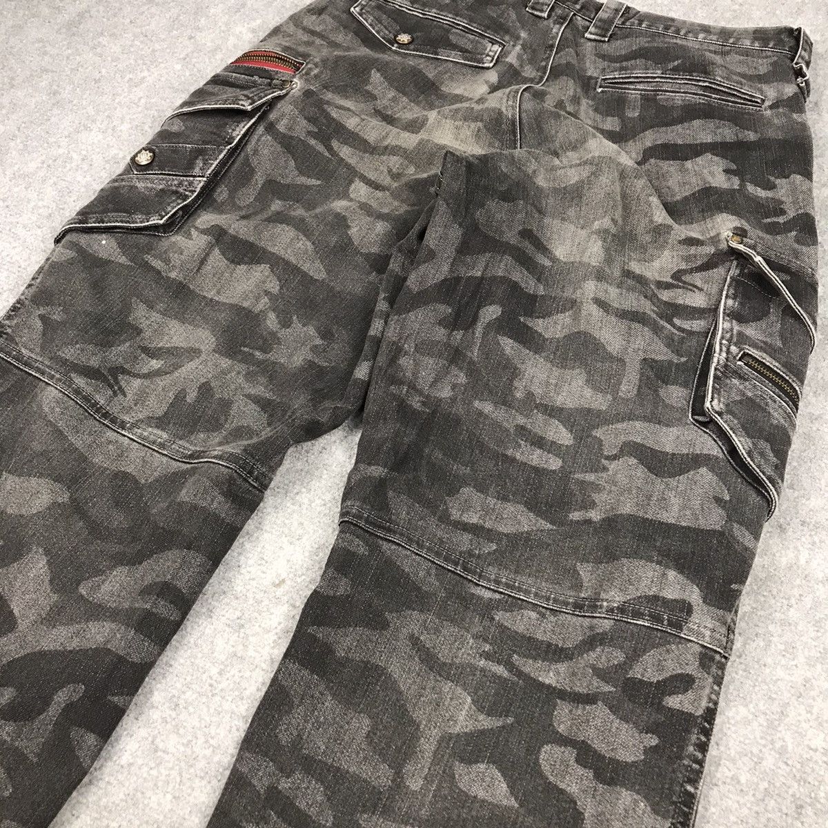 Japanese Brand JAPANESE CARGO POCKET BLACK CAMO FADED PANTS Size US 30 / EU 46 - 10 Thumbnail