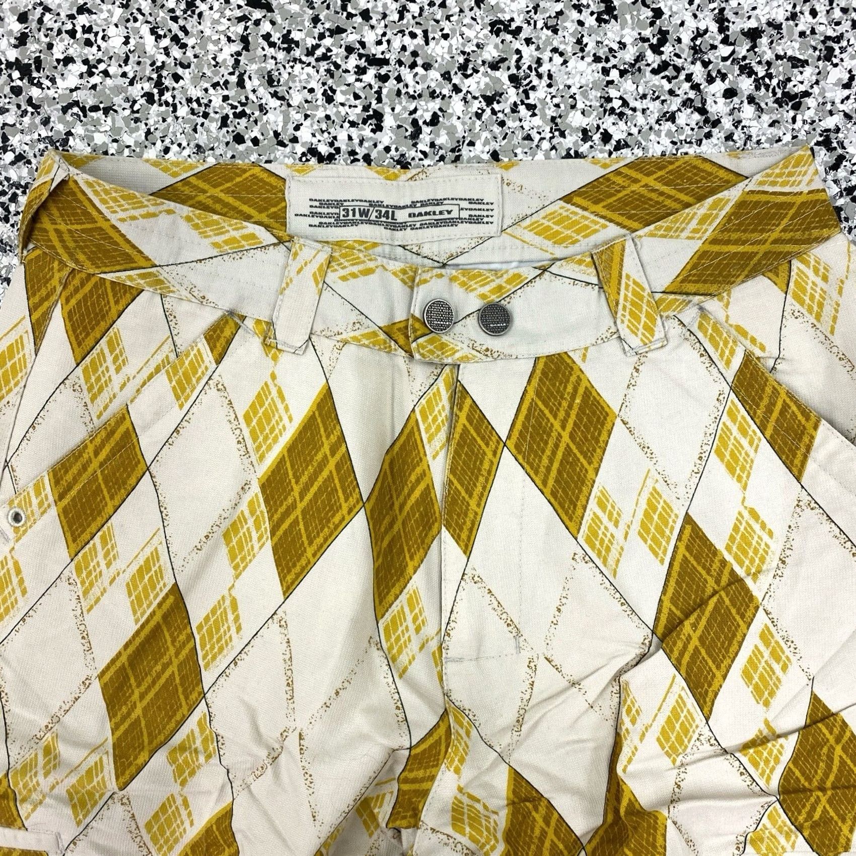 Oakley VINTAGE Oakley Pants Mens 31x34 30x28 Yellow Rayon Plaid Cargo Pocket Straight Inseam 28 Dress Pants All Season Size US 30 / EU 46 - 3 Thumbnail