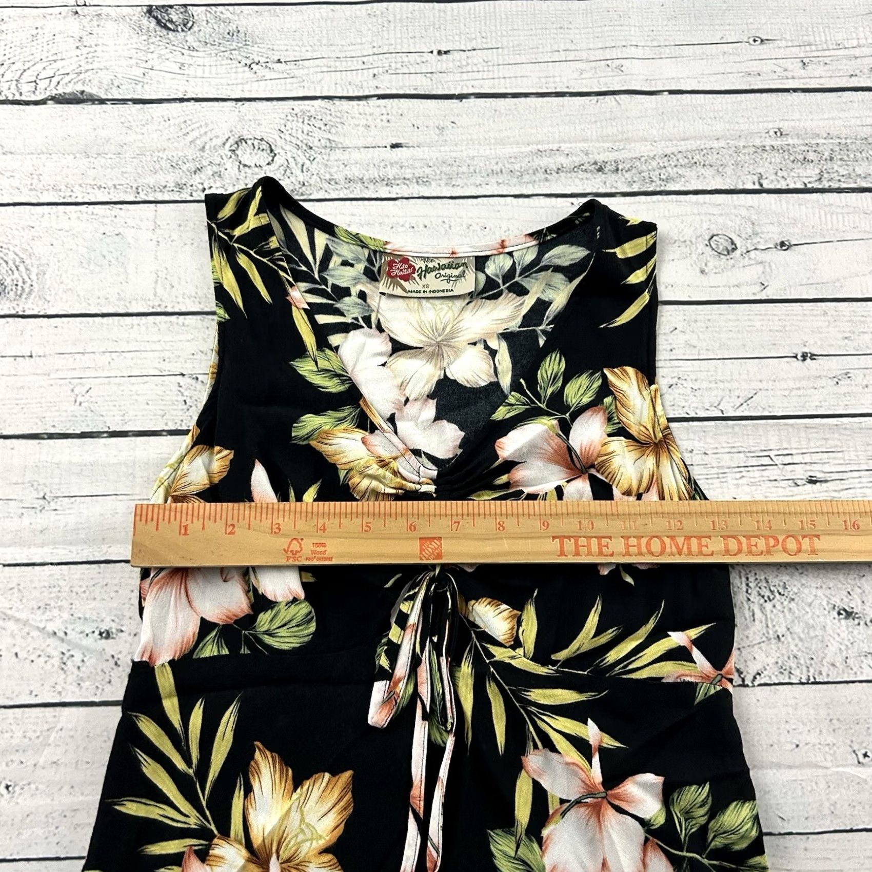 Hilo Hattie Hilo Hattie Sleeveless Floral Hawaiian Shirt Women's XS Black Tank Hawaiian Floral XS Women Sleeveless Shirt Women Black Size XS / US 0-2 / IT 36-38 - 3 Thumbnail