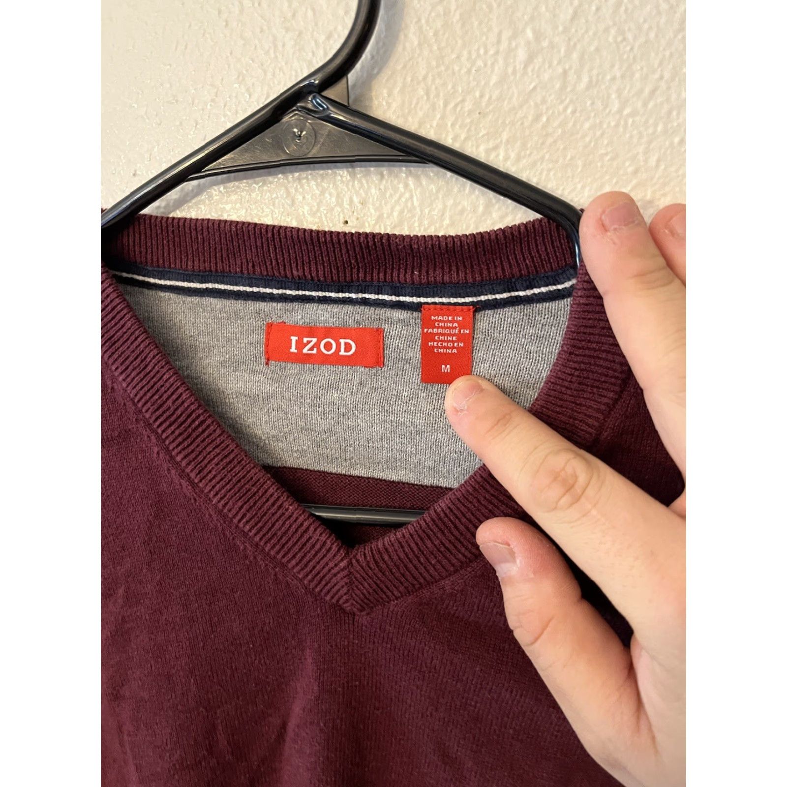 Izod IZOD Men’s V Neck Pullover Sweater Maroon Solid Long Sleeve Size M Adult Mens 90s Classic American Knit Pullover Lightweight All Seasons Golf Size US M / EU 48-50 / 2 - 3 Thumbnail