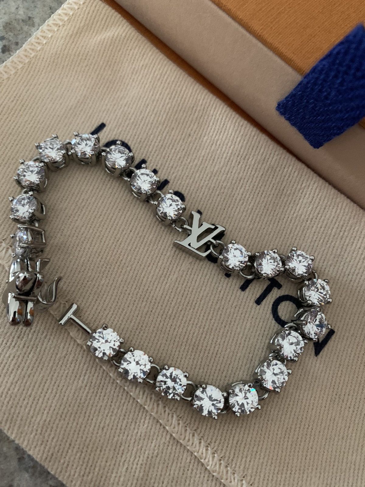 Louis Vuitton RARE Louis Vuitton Crystal chain bracelet Size ONE SIZE - 6 Thumbnail