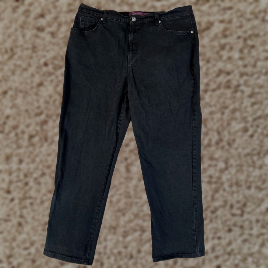 Gloria Vanderbilt Gloria Vanderbilt Jeans Women 18 Black Straight Leg 28L 35W Cotton Blend 5-Pocket Zipper Button Logo Denim Modern Calf Length Mens? Wait. Size 40" / US 18 - 1 Thumbnail