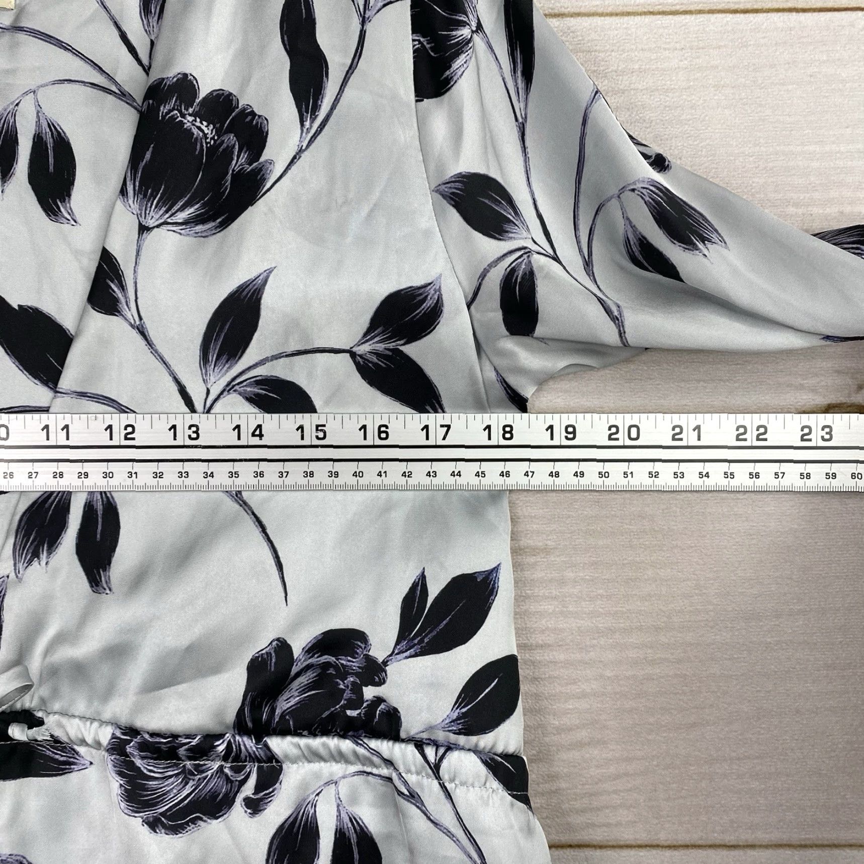 Show Me Your MuMu VINTAGE Show Me Your MuMu Romper Shirt Womens XS Silver Satin Floral Long Sleeve V Neck Bohemian 90s Theme Girls/Adults? Size XS / US 0-2 / IT 36-38 - 6 Thumbnail