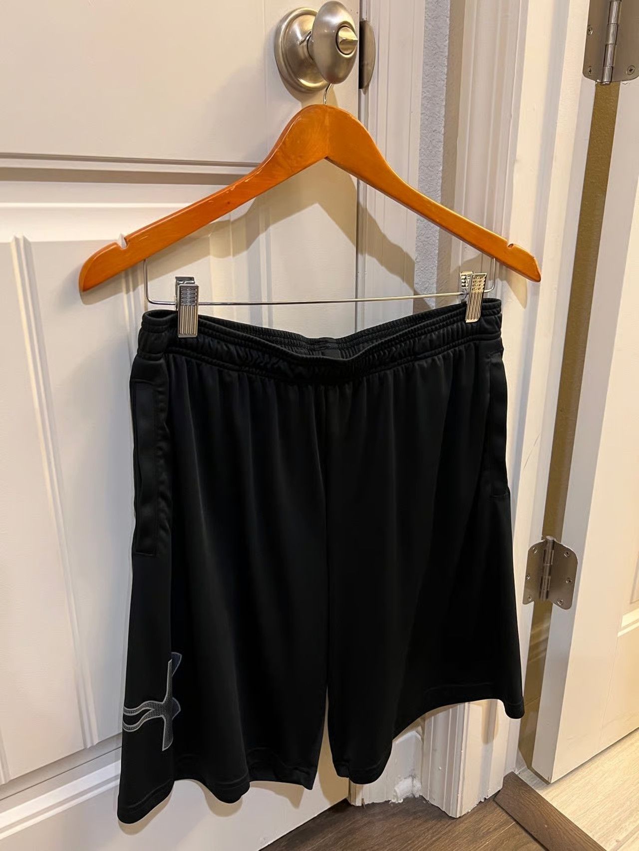 Under Armour Under Armour Men’s Black Athletic Shorts Large Logo Graphic Size US 34 / EU 50 - 2 Thumbnail