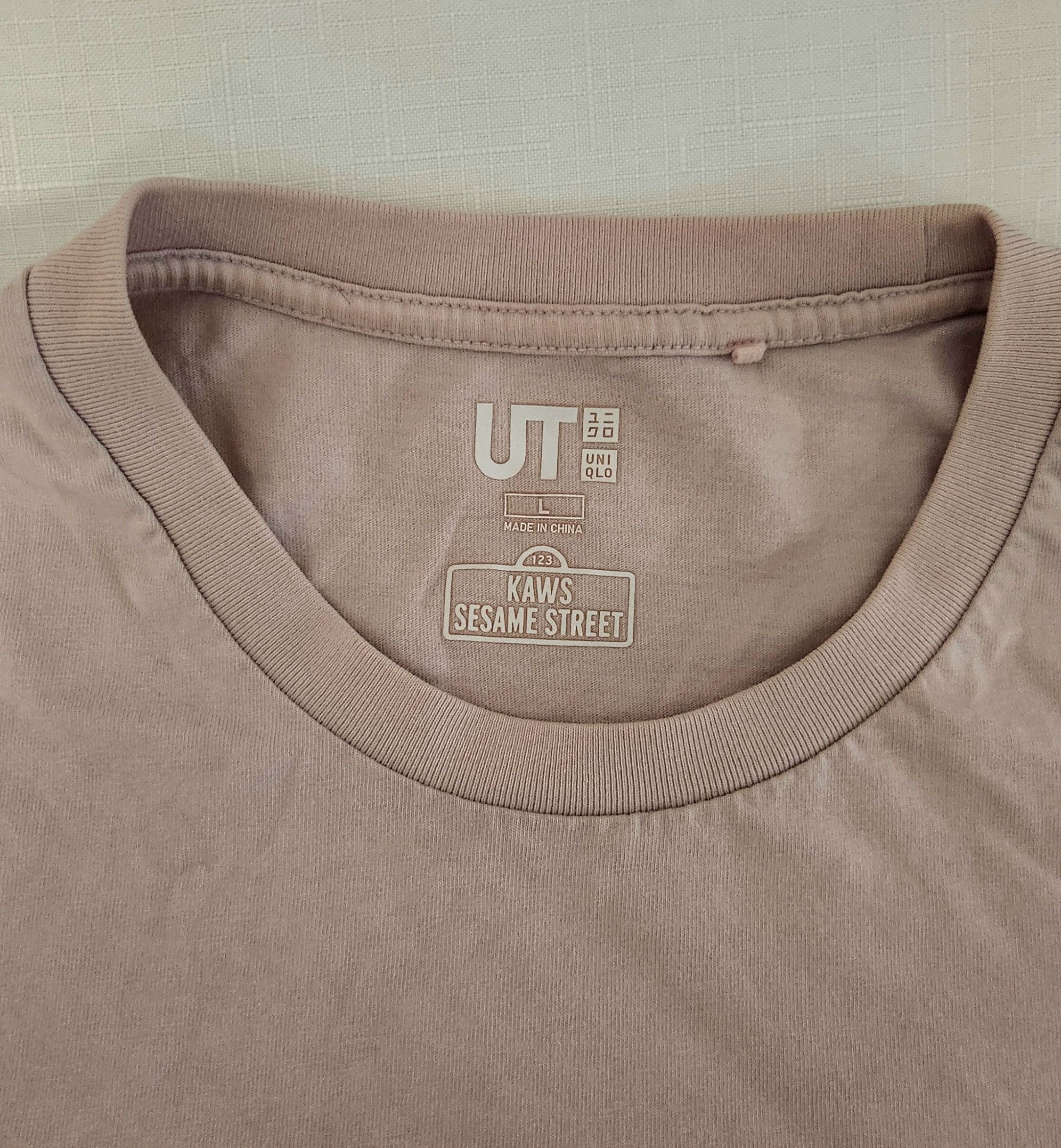 Kaws × Uniqlo KAWS x Uniqlo x Sesame Street Pink Short Sleeve Crew Elmo L Size US L / EU 52-54 / 3 - 4 Thumbnail